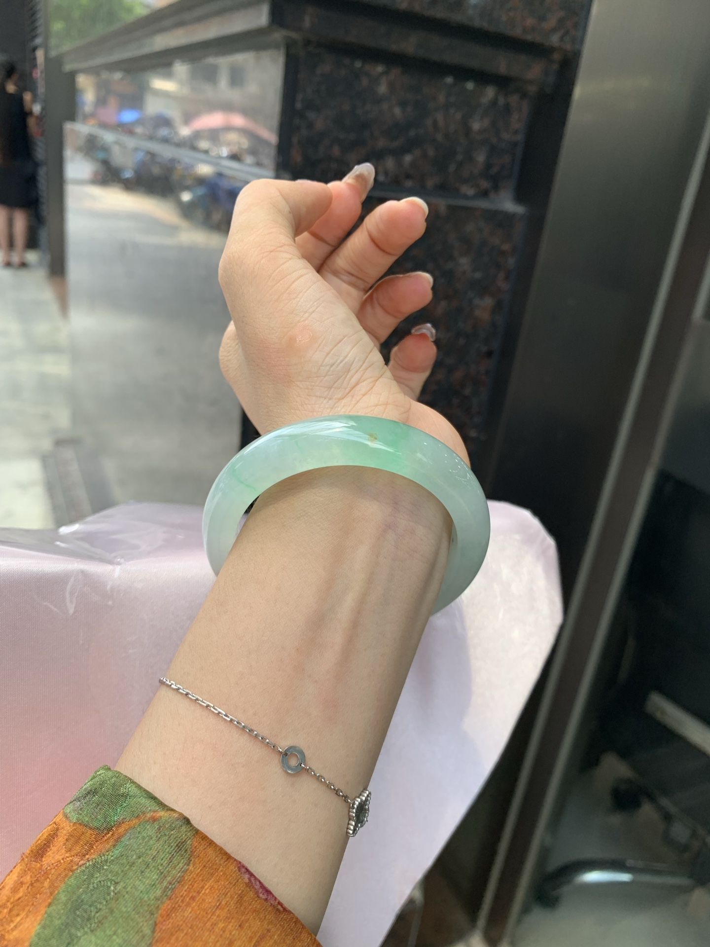 冰飘绿花洒金正圈 0523-N794 底妆冰透，冰底中开出了朵朵绿花，飘花灵动飘逸，几抹金桂花点缀，勾勒出一幅唯美诗意的山水意境画，优雅又秀气