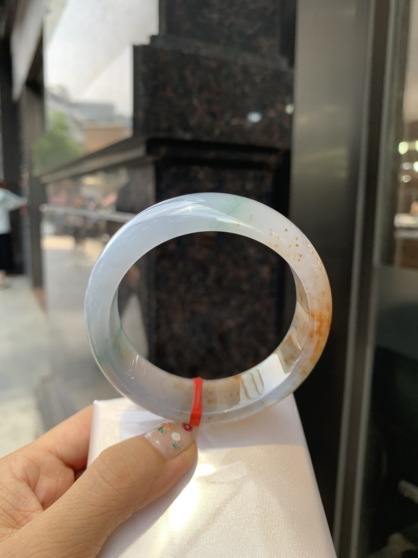 三彩洒金宽版正圈，打灯细纹，底妆冰润细腻，玉见三彩，镯藏星河，细腻的底妆里，晕染着温柔的淡紫底色，几抹绿花悄悄探头，再配上满天洒下的金桂花，像把春日的晚晴，夏夜的星光，都揉进这一圈圆满里。