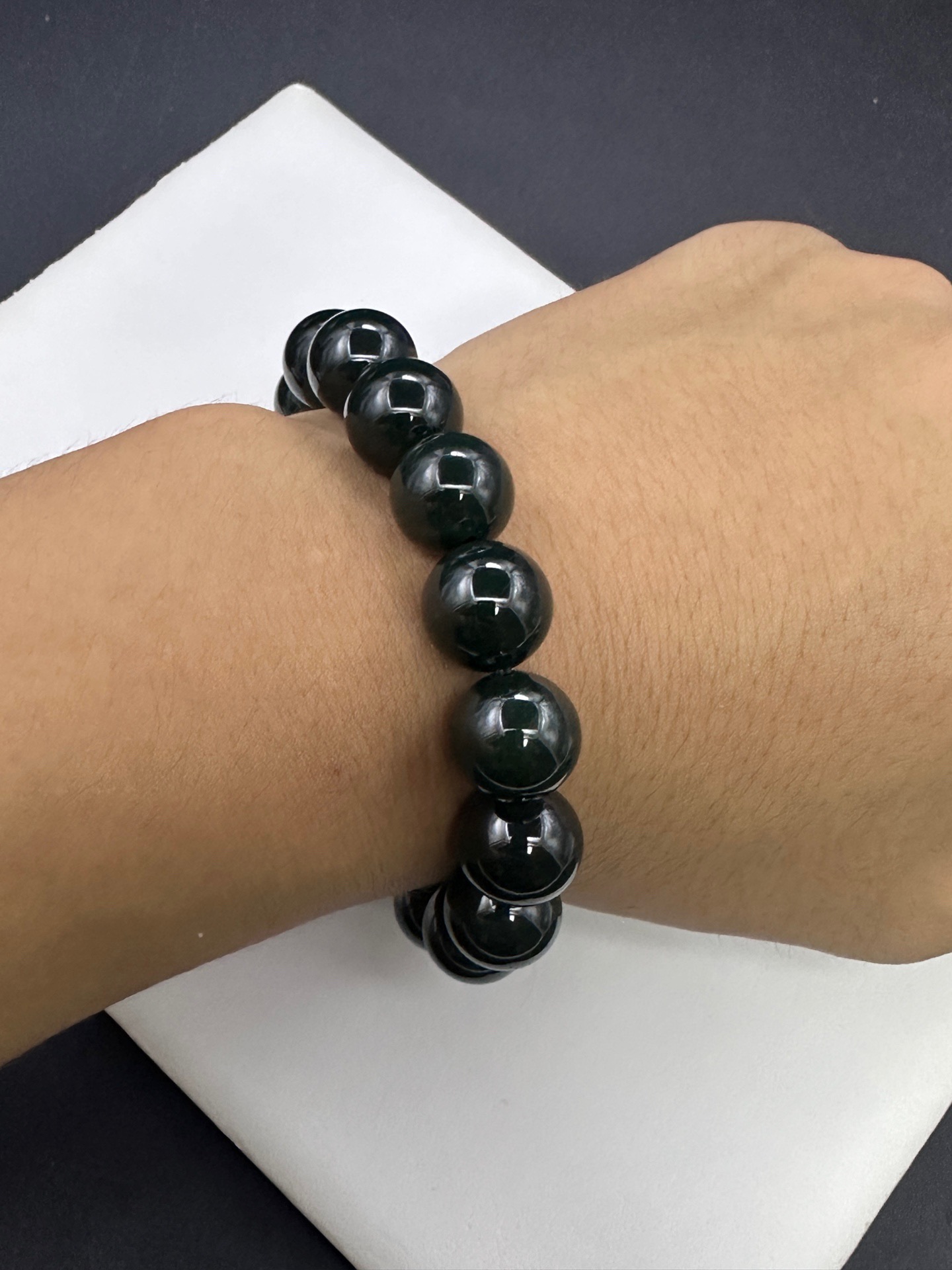 ：【墨翠手串12mm+】老坑高冰   黑度好  灯照全透  呈帝王绿  种老起光   底极细腻  圆润饱满
