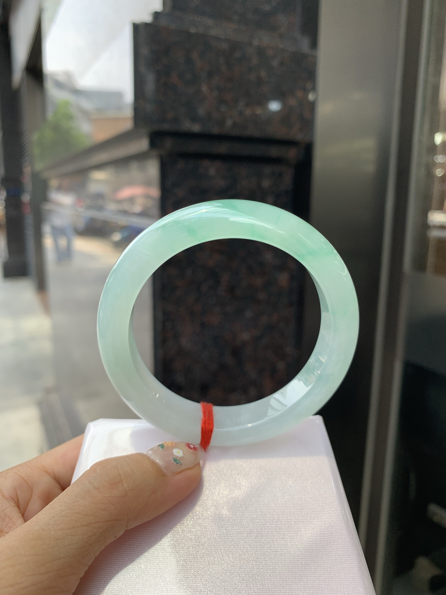 冰飘绿花正圈, 打灯细纹，底妆冰润，冰底中开出了朵朵绿花，飘花灵动飘逸，勾勒出一幅唯美诗意的山水意境画，古典优雅又秀气