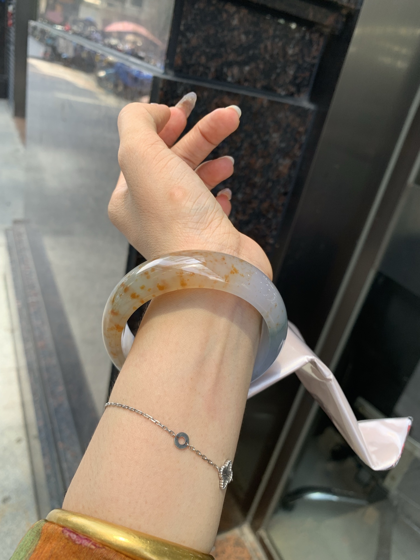 三彩洒金宽版正圈，打灯细纹，底妆冰润细腻，玉见三彩，镯藏星河，细腻的底妆里，晕染着温柔的淡紫底色，几抹绿花悄悄探头，再配上满天洒下的金桂花，像把春日的晚晴，夏夜的星光，都揉进这一圈圆满里。
