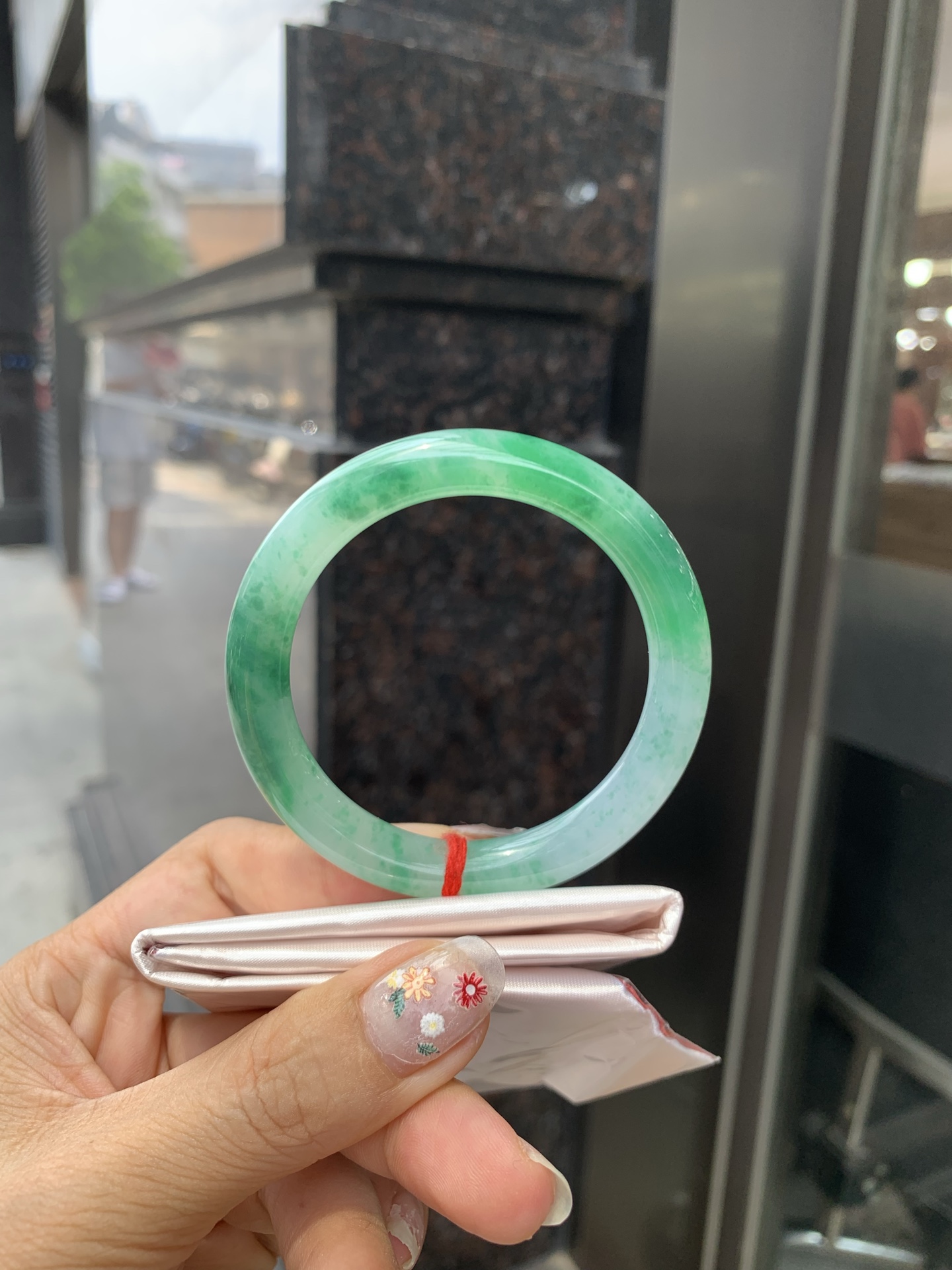 满绿花圆条, 打灯细纹，底妆水润细腻，简约却充满灵气，满圈绿花点缀，清新如芽，宛若自然的画卷凝结于腕