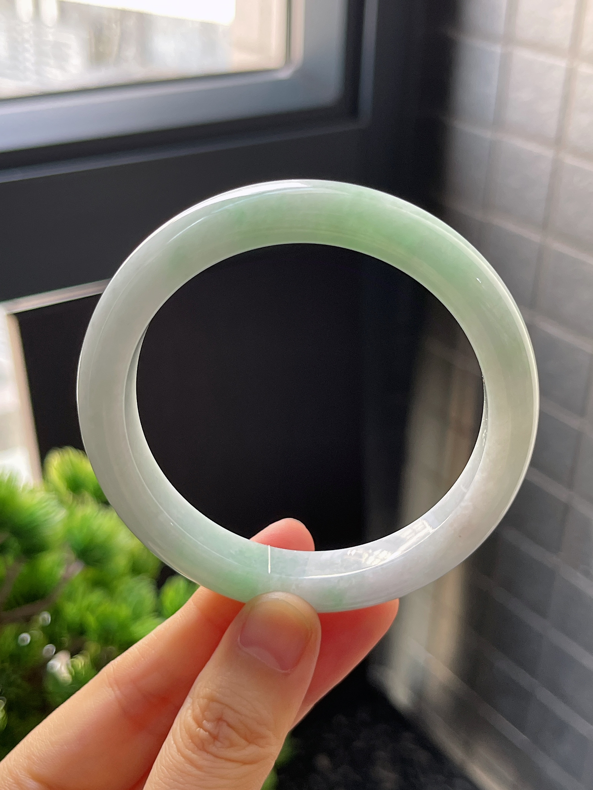 正圈57圈口，翡翠糯化种淡绿色手镯