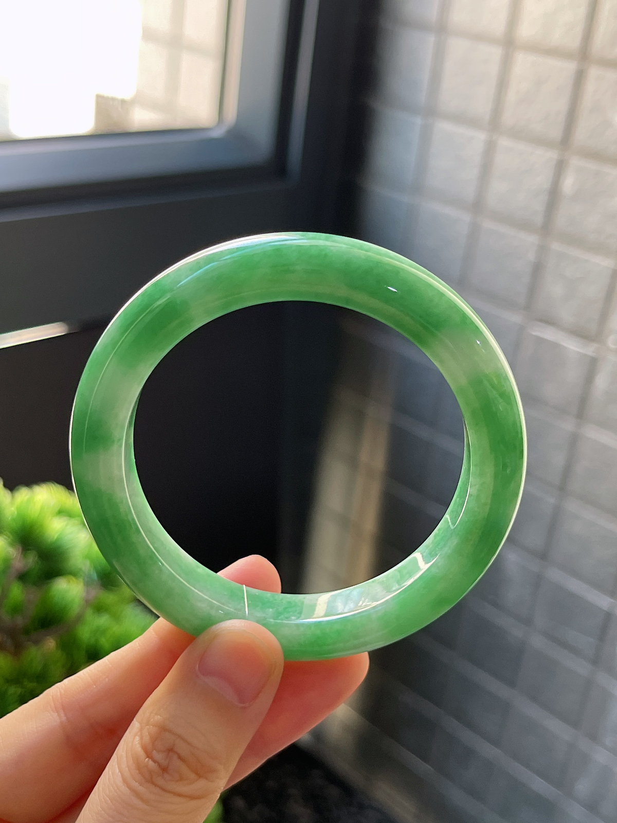 正圈53圈口，翡翠糯化种飘绿手镯