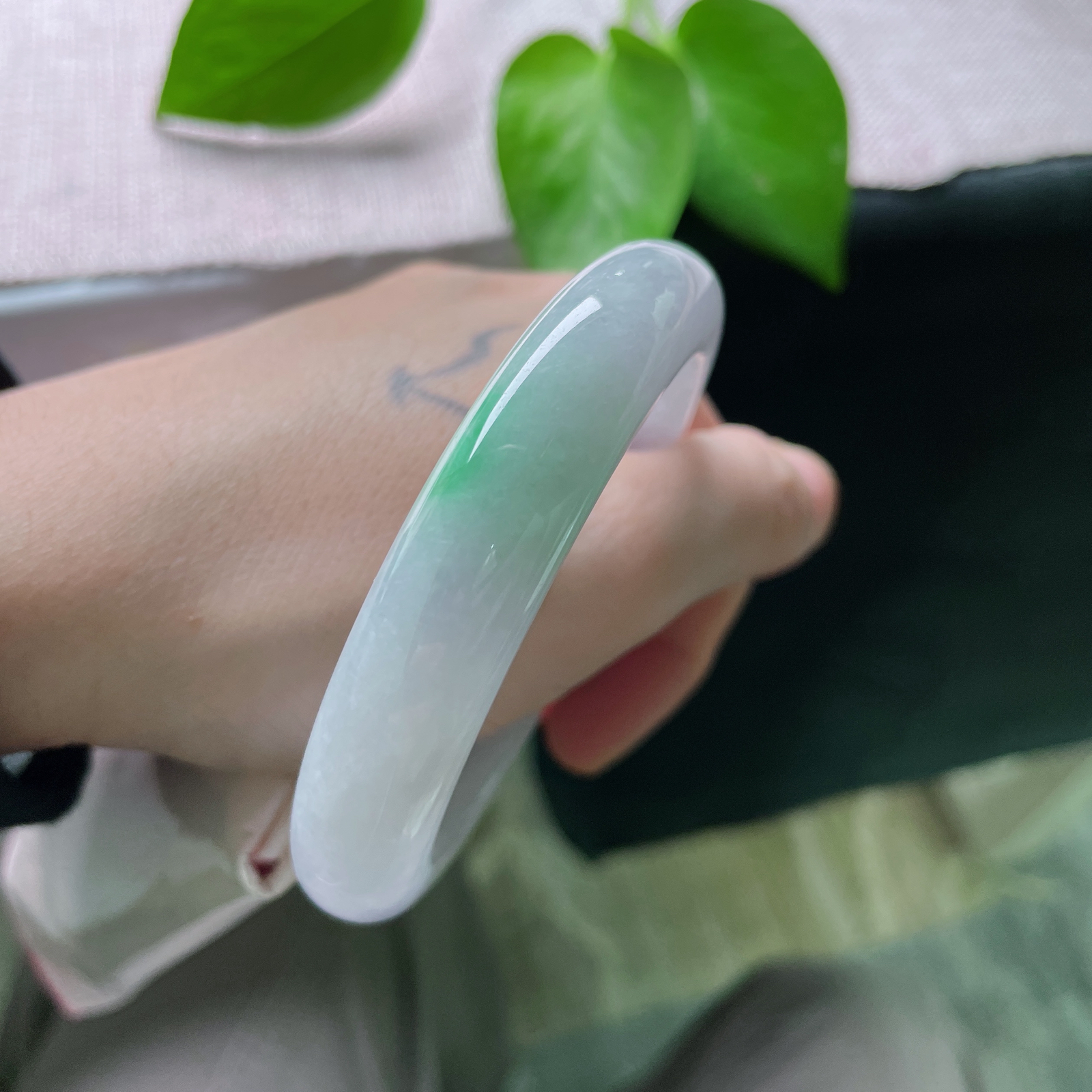 私人专拍#57.5/12.4/9，春彩正圈，紫绿相依，别有韵味，种老，细润，翠色欲滴，皮纹，ss50980a