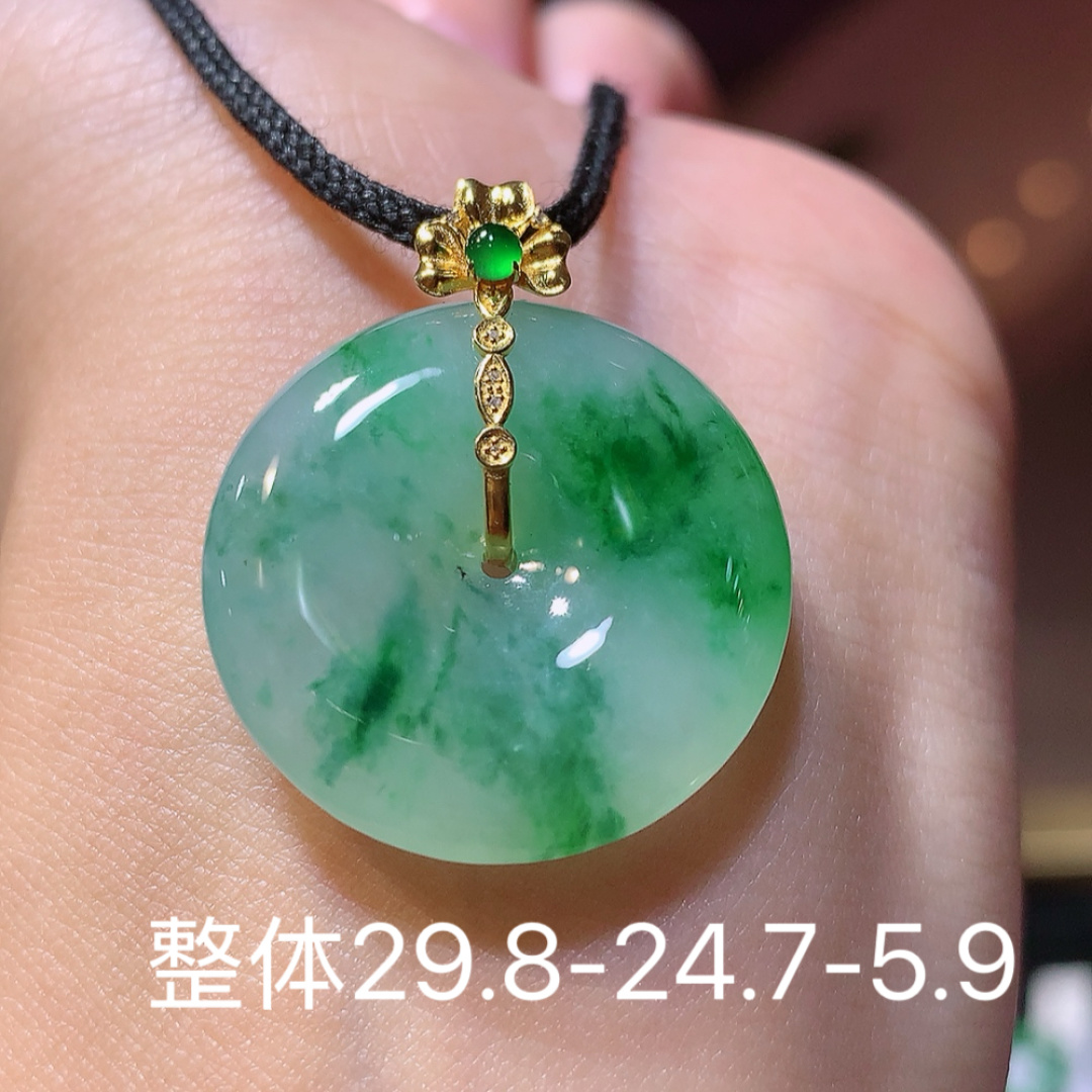 冰飘绿平安扣吊坠  底子细腻莹润 冰润起胶  佩戴清新优雅 货号07521，29.8-24.7-5.