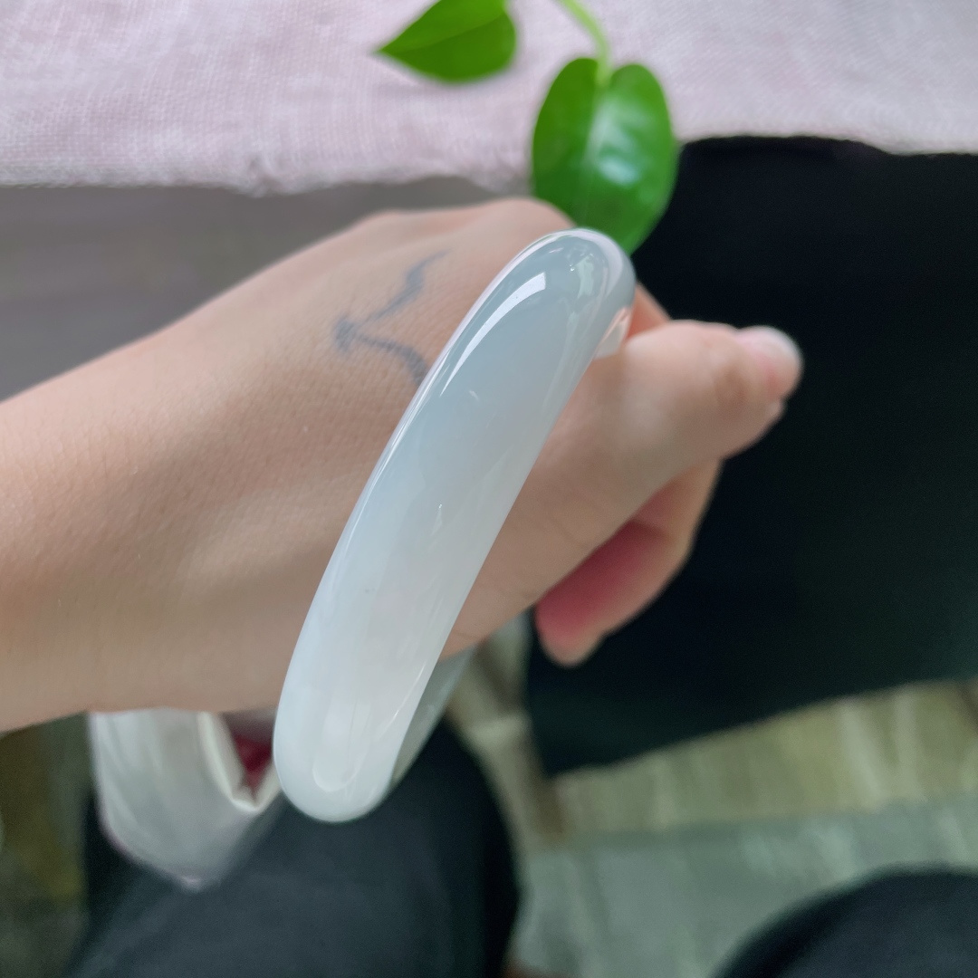 55.7/12.3/7.8，淡绿底正圈，水头好，肉质细腻干净，清爽自然，婉约动人，无裂，ss51600a