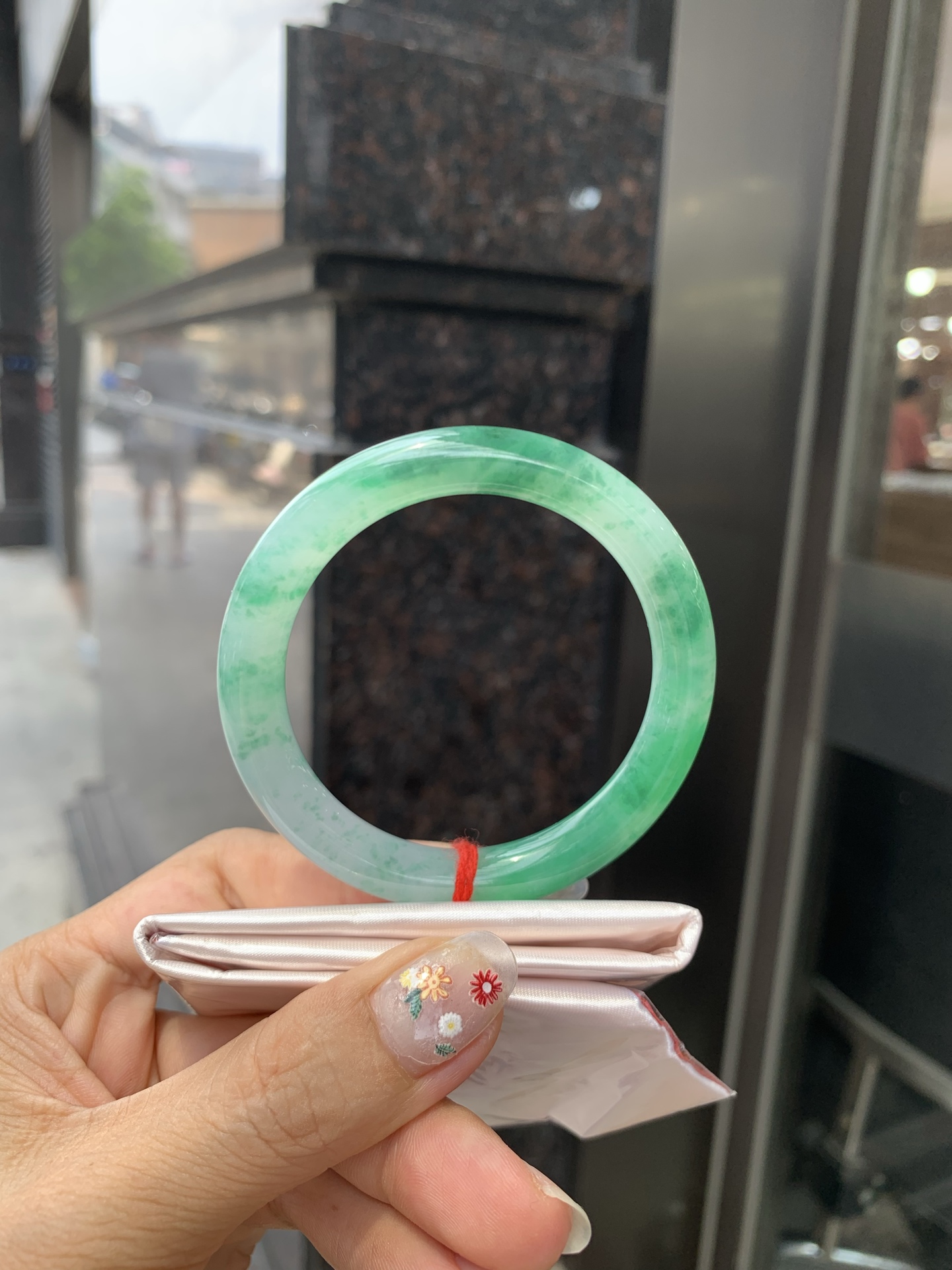 满绿花圆条, 打灯细纹，底妆水润细腻，简约却充满灵气，满圈绿花点缀，清新如芽，宛若自然的画卷凝结于腕
