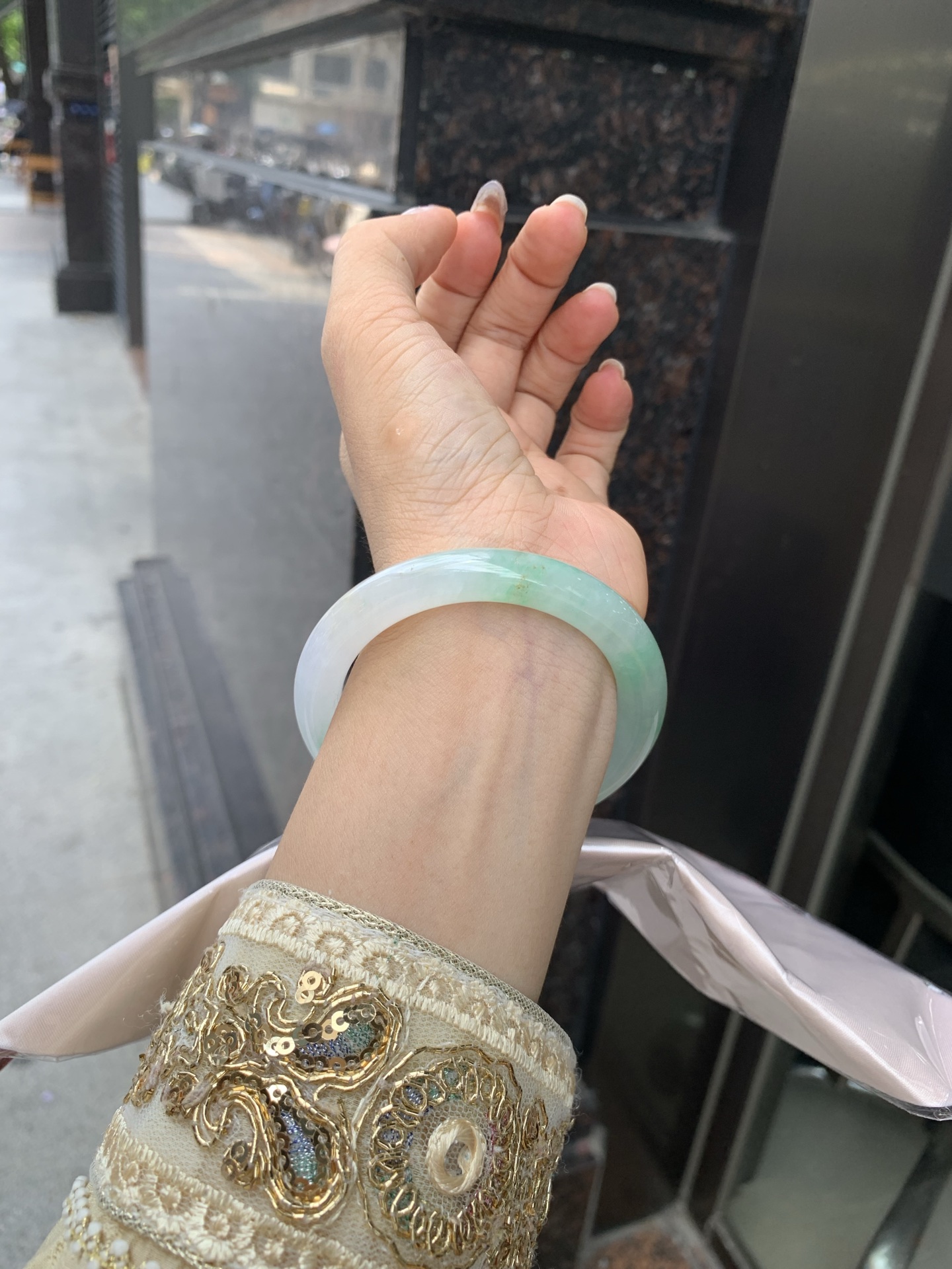 冰飘绿花洒金圆条，底妆冰透，冰底中开出了朵朵绿花，飘花灵动飘逸，几抹金桂点缀，勾勒出一幅唯美诗意的山水意境画，古典优雅又秀气
