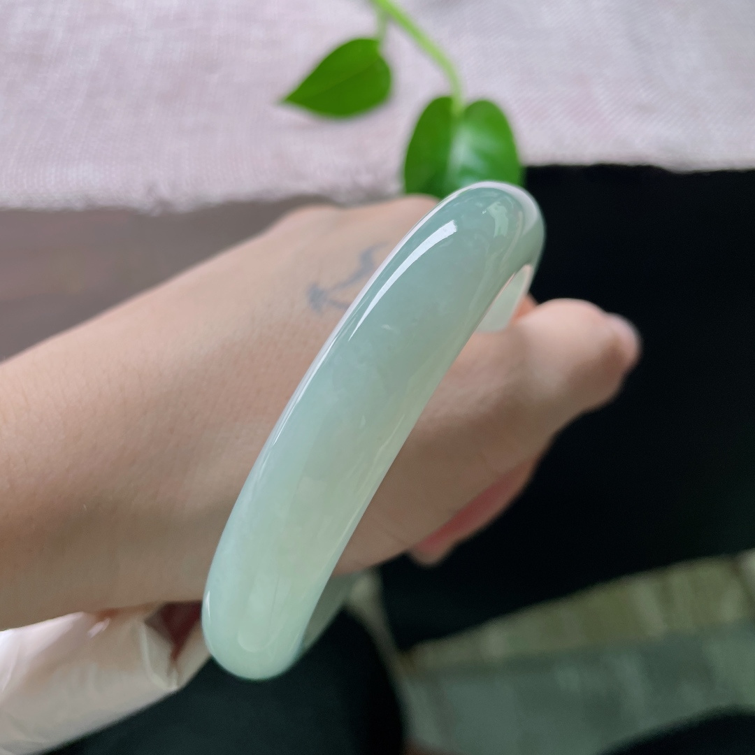 57.8/12.3/8.5，葡萄肉正圈，素丽清新，种老，柔情似水，佳期如梦。一点侧纹，ss51540a