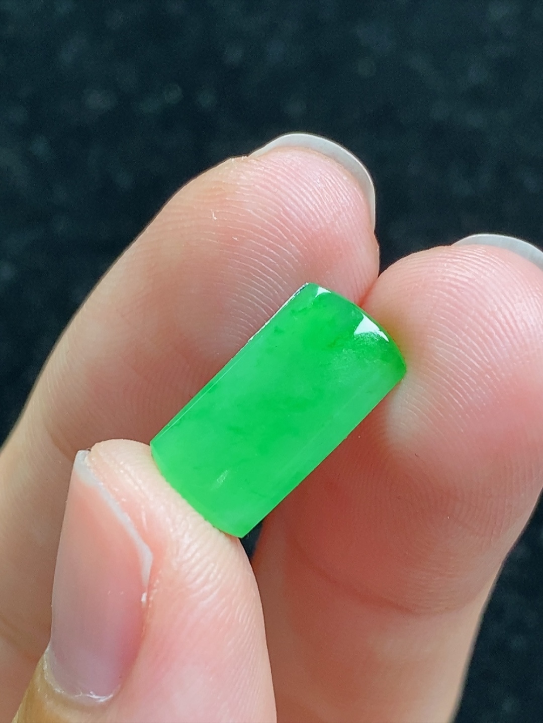 二号马鞍戒面，色泽辣绿，种水好，尺寸14.6-7.5-2.1mm，w23xdz