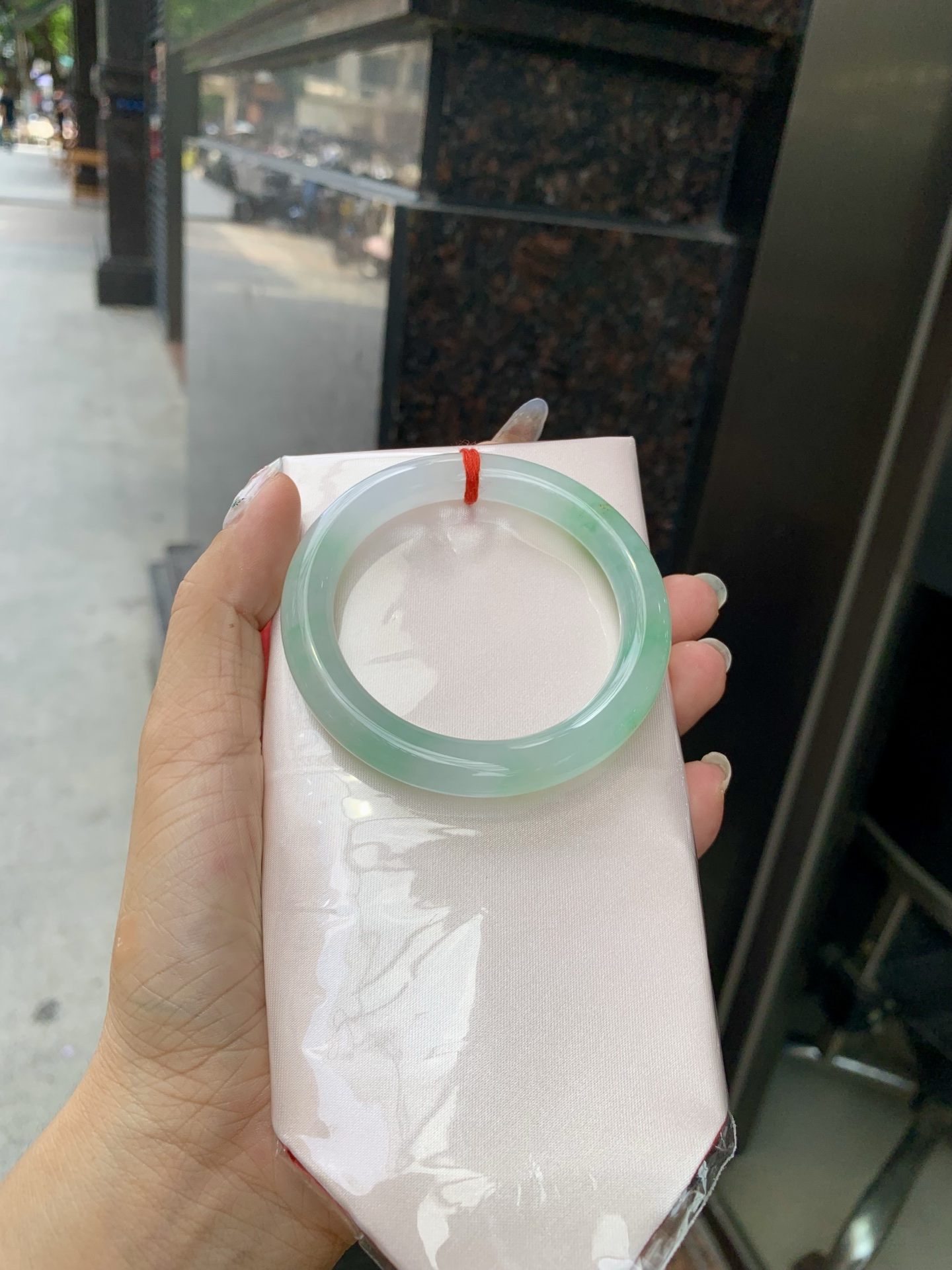 冰飘绿花洒金圆条，底妆冰透，冰底中开出了朵朵绿花，飘花灵动飘逸，几抹金桂点缀，勾勒出一幅唯美诗意的山水意境画，古典优雅又秀气