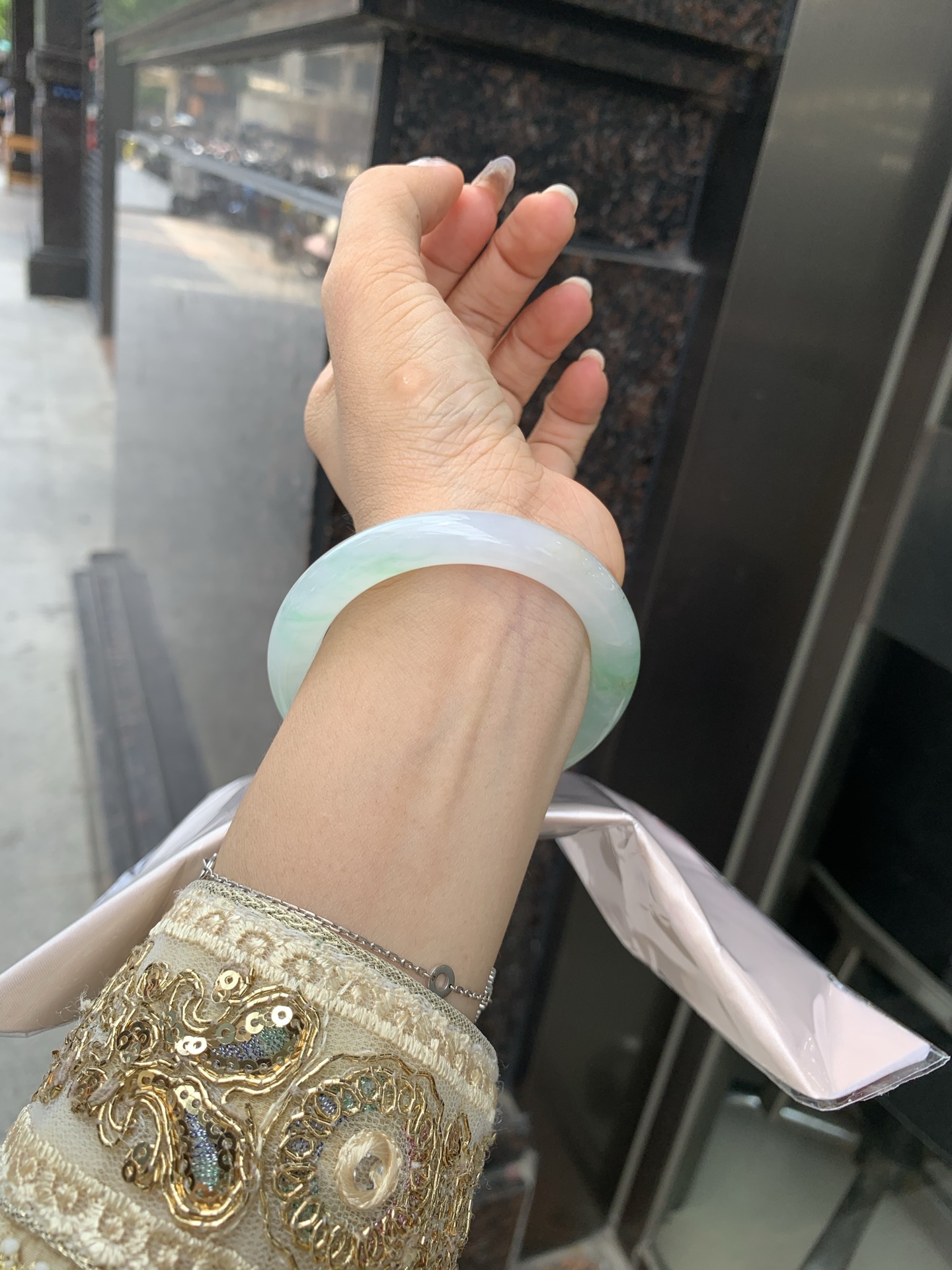 冰飘绿花洒金圆条，底妆冰透，冰底中开出了朵朵绿花，飘花灵动飘逸，几抹金桂点缀，勾勒出一幅唯美诗意的山水意境画，古典优雅又秀气