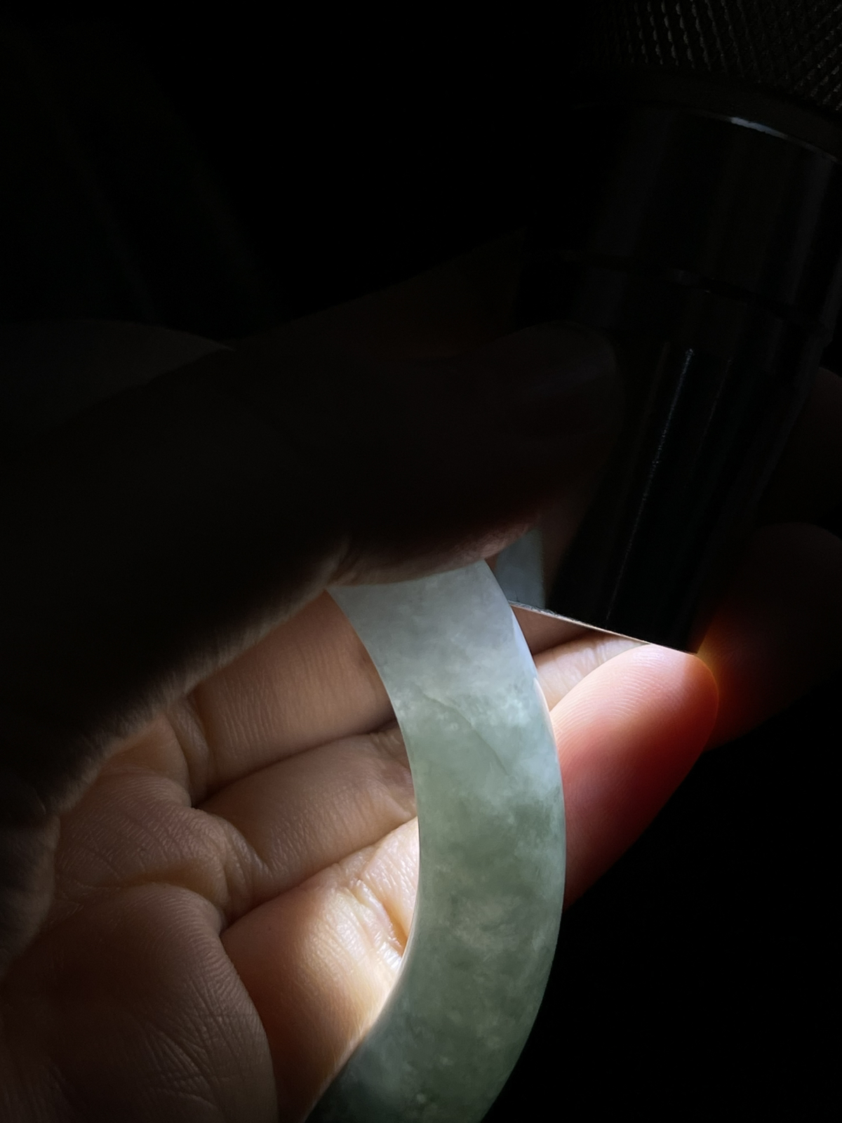 圆镯54圈口，翡翠糯化种淡绿色手镯