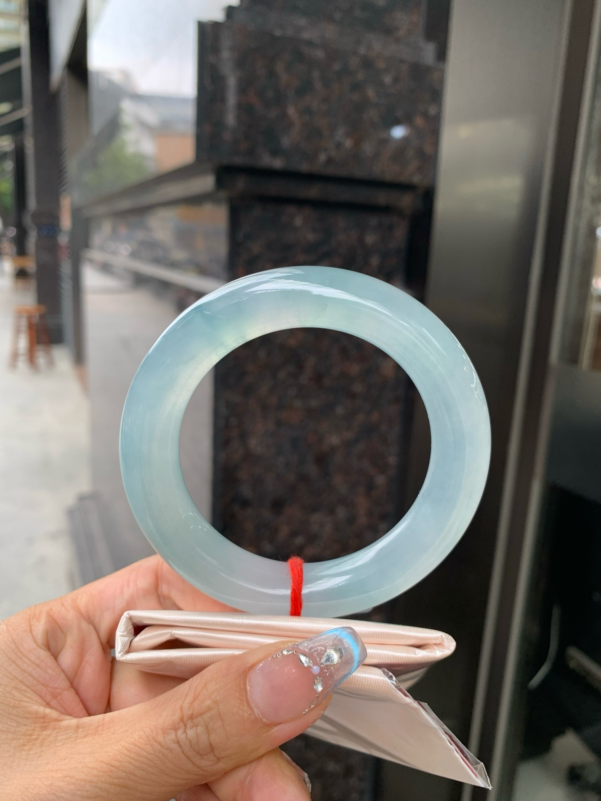 冰蓝圆条
56.9-12.5-12.9
底妆冰润细腻，千变万化的冰晴蓝底色，拥有海的颜色，却散发着星