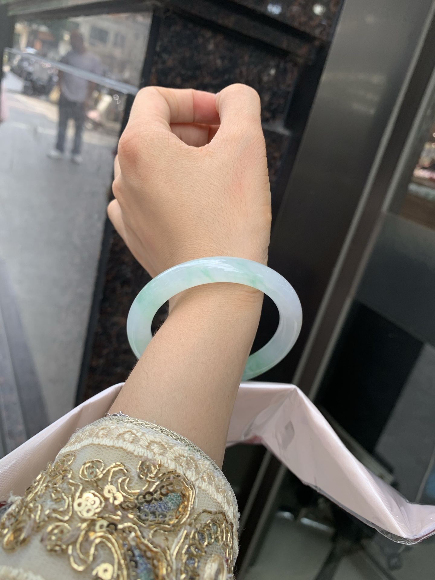 冰飘绿花洒金圆条，底妆冰透，冰底中开出了朵朵绿花，飘花灵动飘逸，几抹金桂点缀，勾勒出一幅唯美诗意的山水意境画，古典优雅又秀气