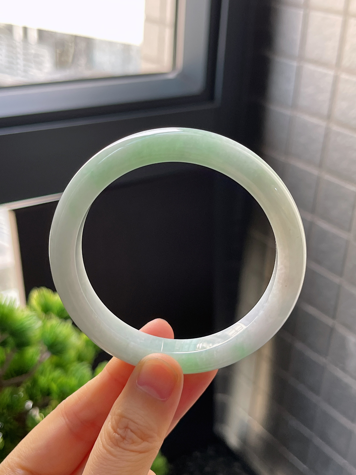 正圈57圈口，翡翠糯化种淡绿色手镯