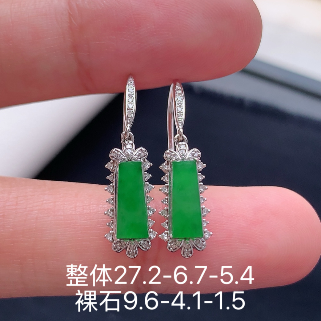 冰阳绿无事牌耳坠。色阳色艳，品相讨喜，无裂，佩戴吉祥美好 货号53522，27.2-6.7-5.4