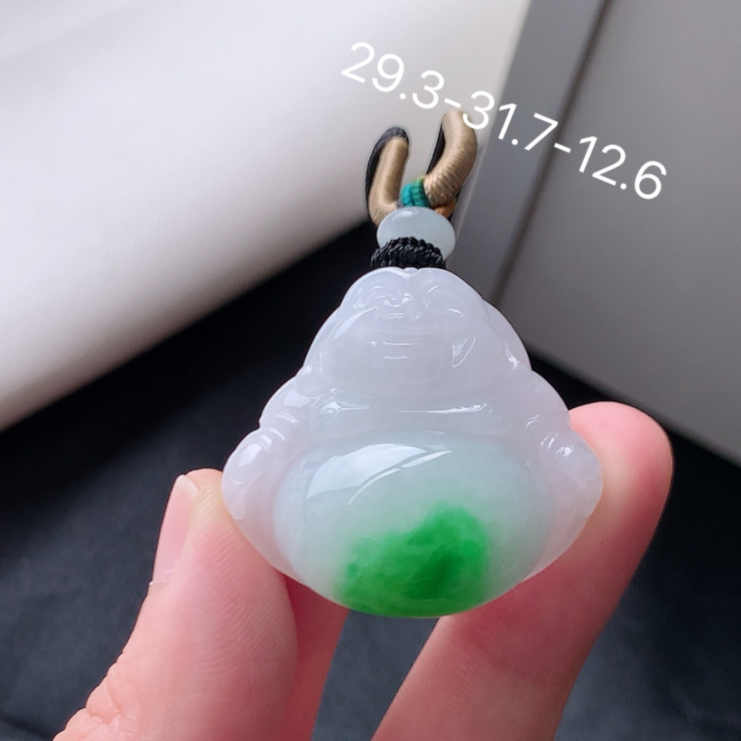 冰飘绿佛公挂件。翠色明媚，种老饱满细腻，品相喜悦，货号22522，29.3-31.7-12.6