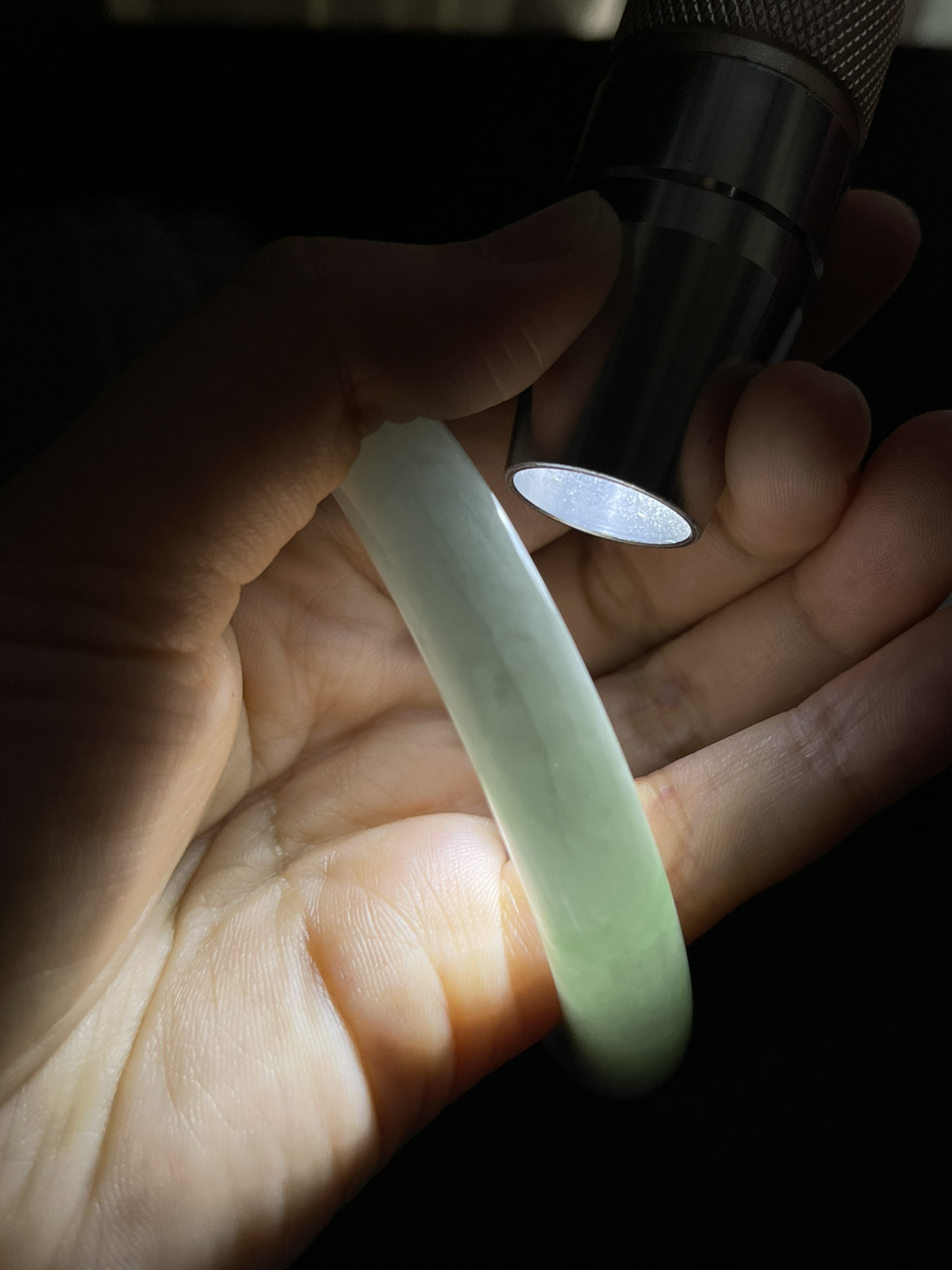 正圈57圈口，翡翠糯化种淡绿色手镯