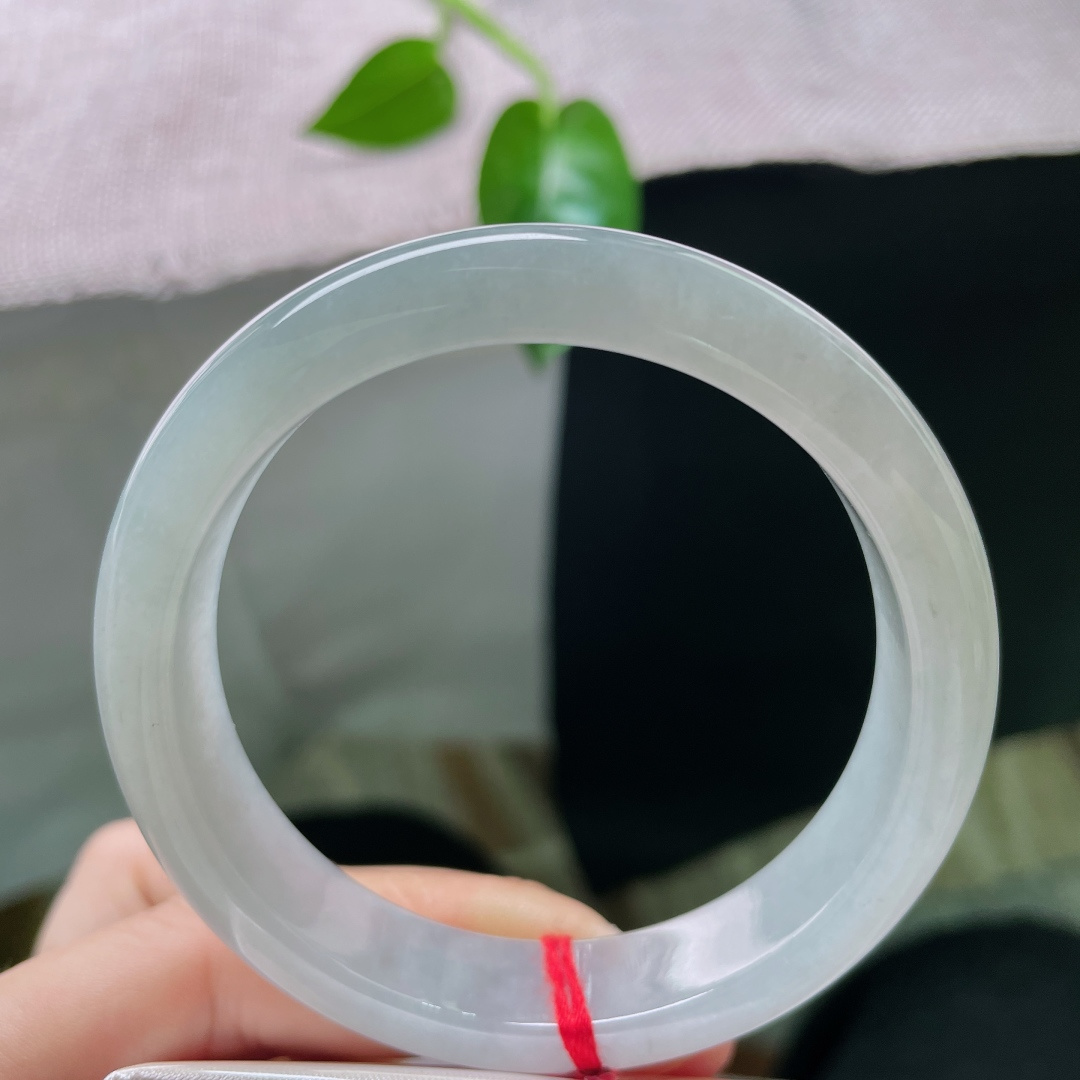 淡绿底正圈，干净清爽，种老，细润，佩戴优雅，知性，无裂，ss53700a