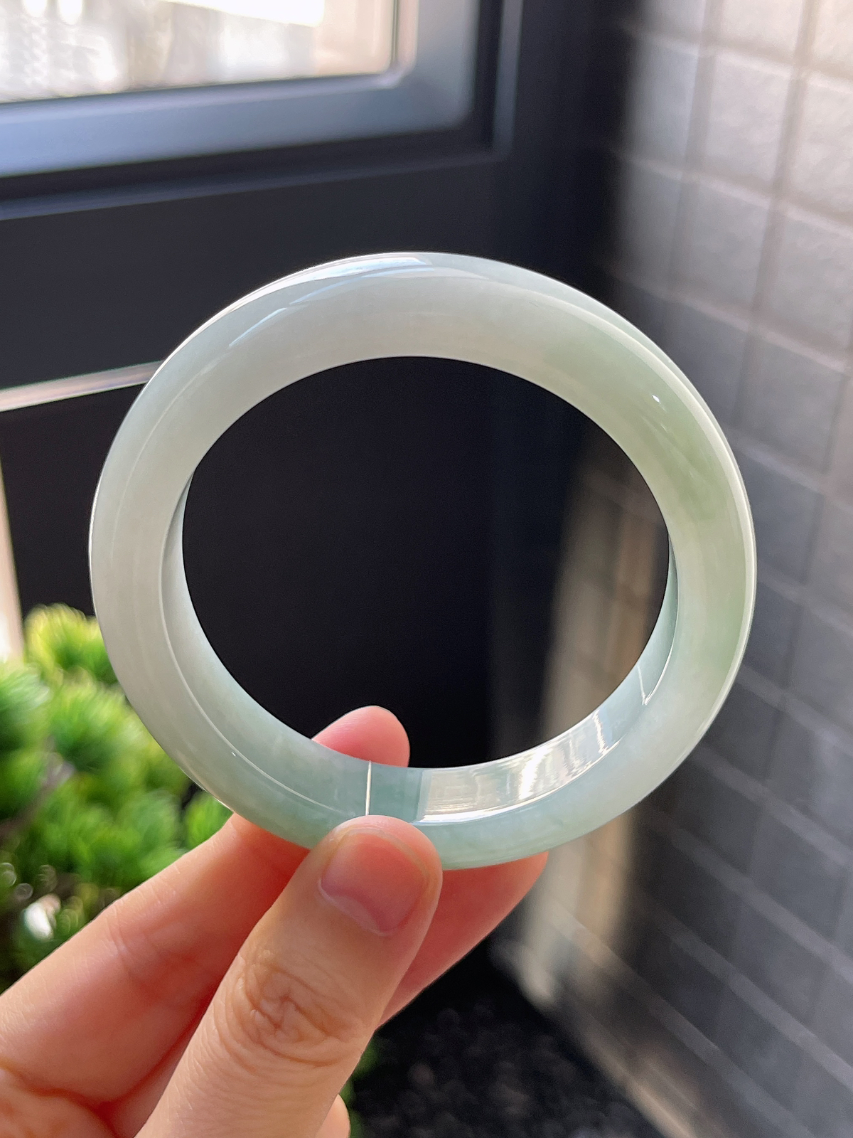 正圈55圈口，翡翠冰糯种淡绿色手镯