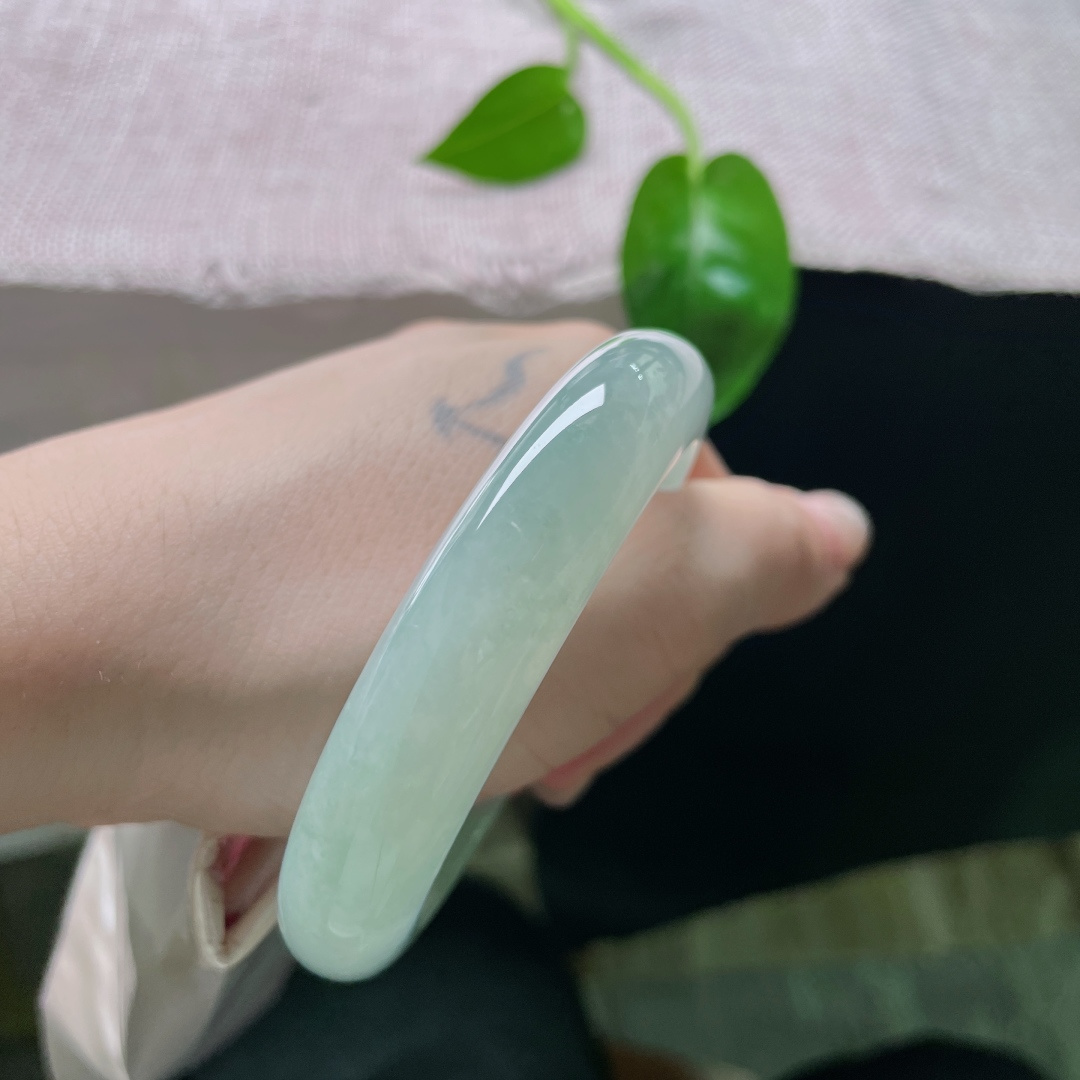 55.5/12.7/8.5绿底正圈，碧水盈盈，种老水足，干净，佩戴时尚，百搭，无裂，ss53737a