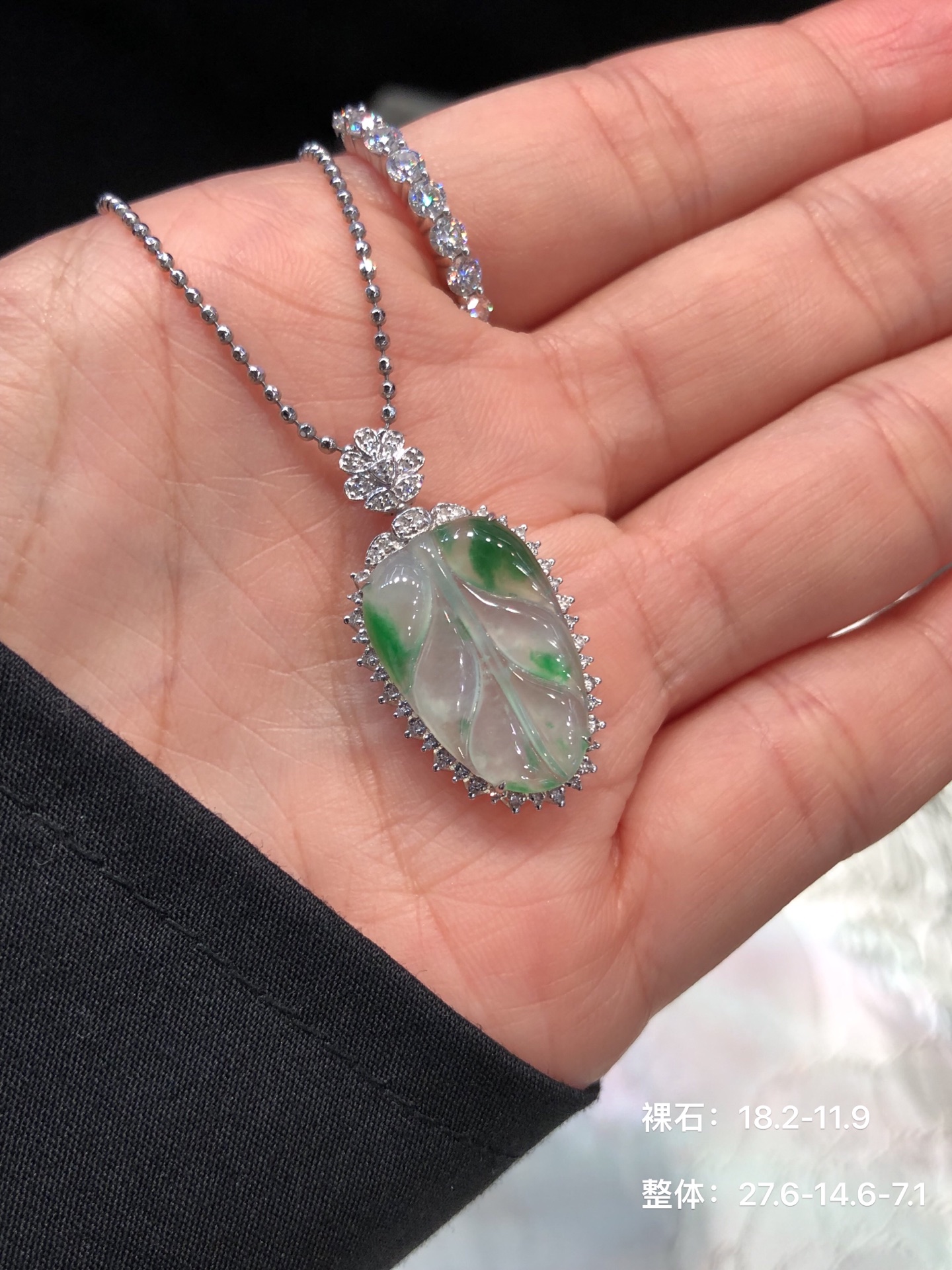 冰飘花福叶一口 冰透种老，起胶 意境飘花，雕工灵动 18k金镶嵌 高性比 尺寸如图一 实物更美～，1