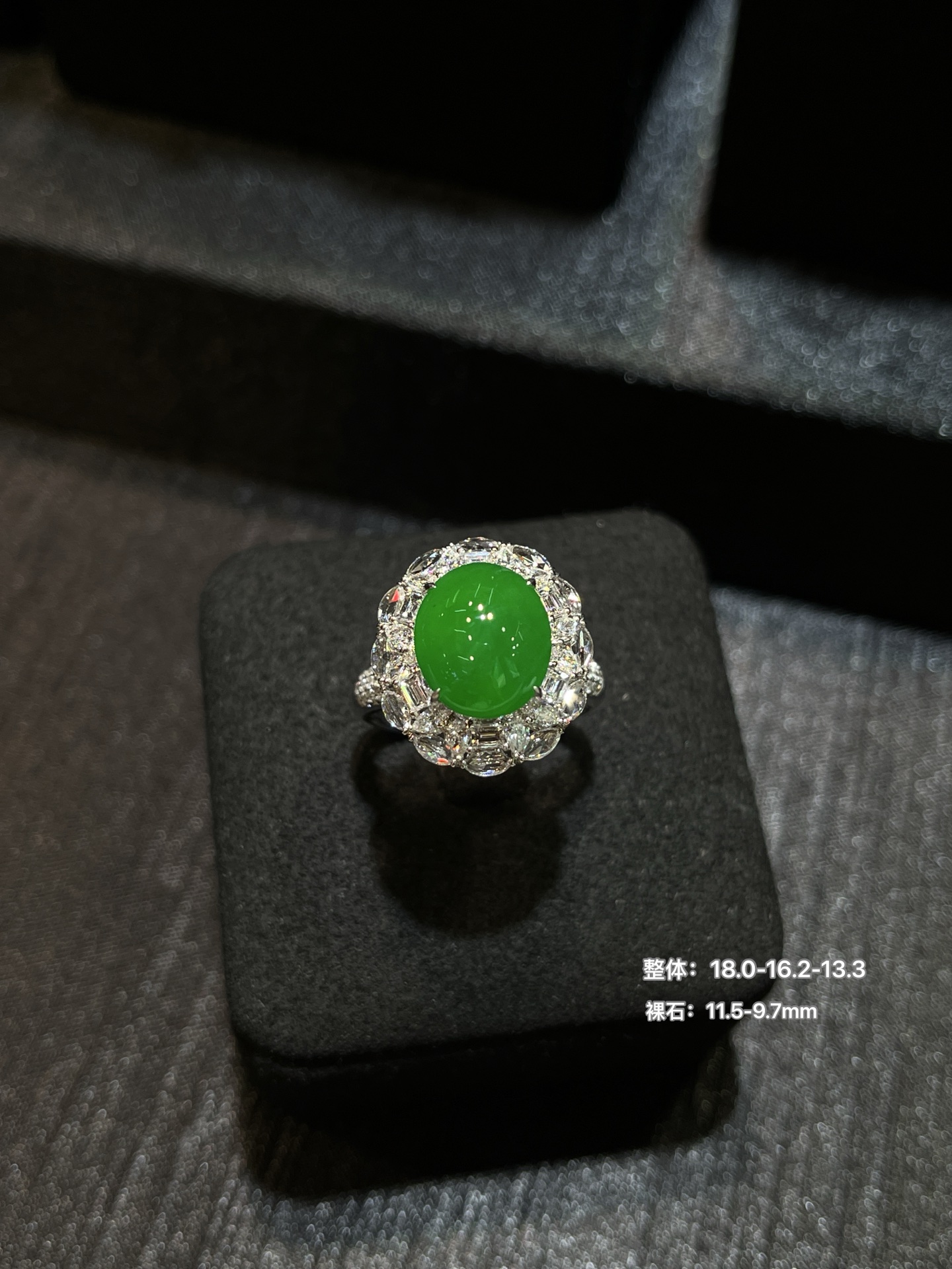 辣绿满色蛋面戒指满色蛋面戒指，色泽均匀饱满，无裂无杂，佩戴收藏两相宜尺寸看图一18k金满钻镶嵌，