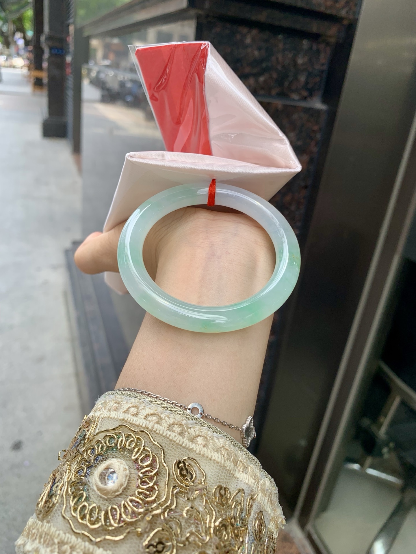 冰飘绿花洒金圆条，底妆冰透，冰底中开出了朵朵绿花，飘花灵动飘逸，几抹金桂点缀，勾勒出一幅唯美诗意的山水意境画，古典优雅又秀气