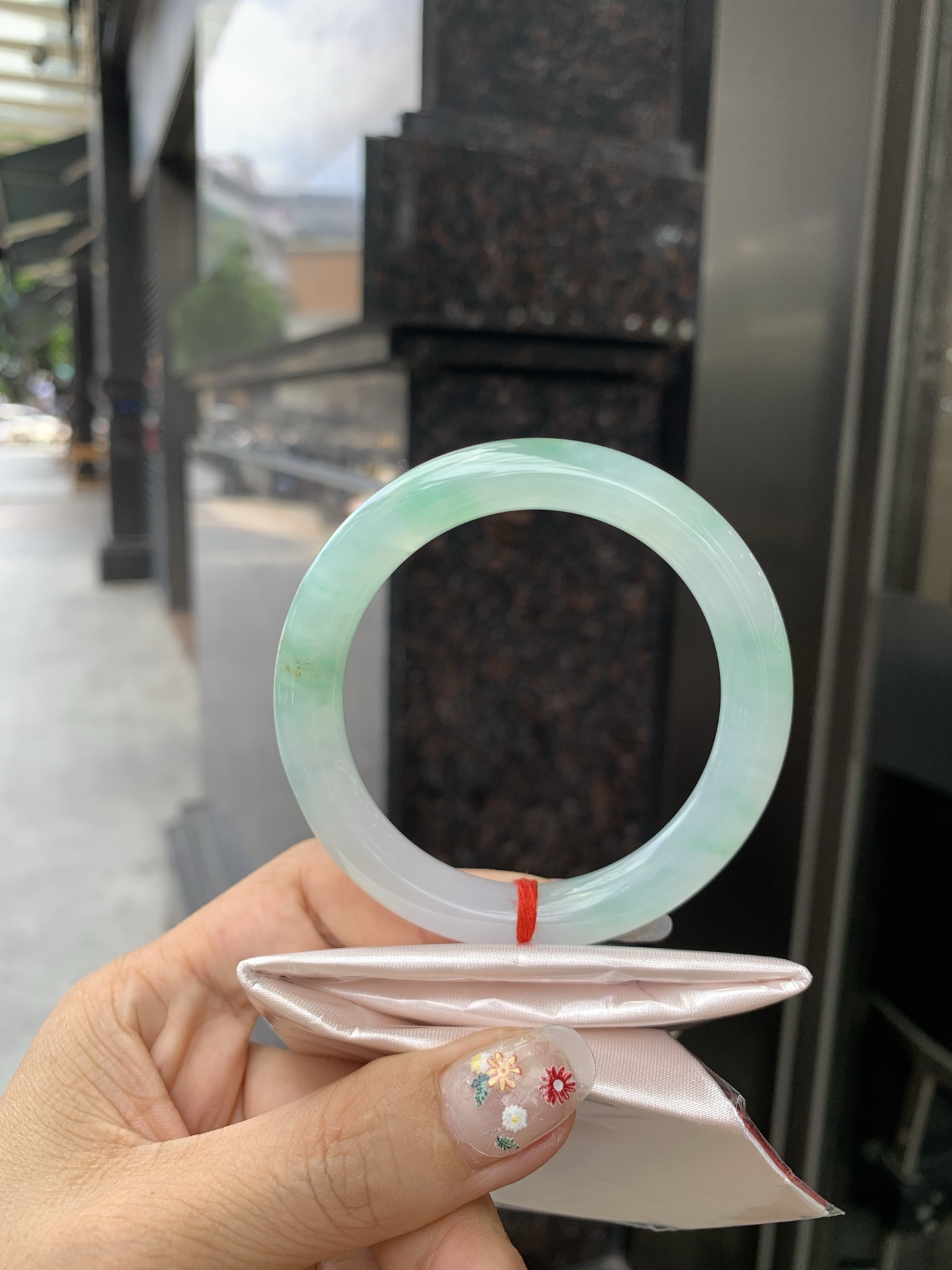 冰飘绿花洒金圆条，底妆冰透，冰底中开出了朵朵绿花，飘花灵动飘逸，几抹金桂点缀，勾勒出一幅唯美诗意的山