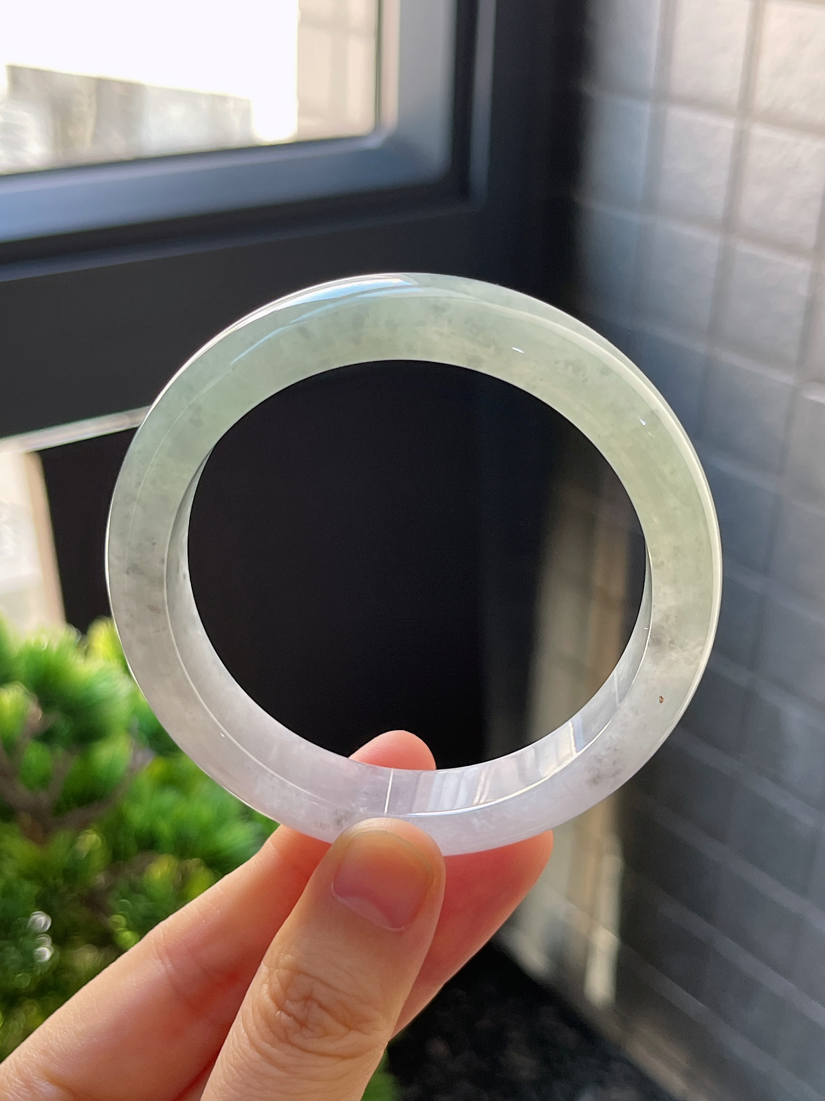 正圈56圈口，翡翠冰糯种淡绿色手镯