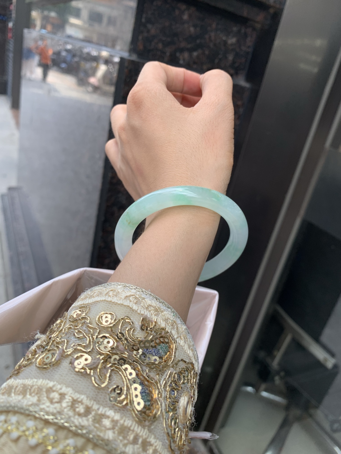 冰飘绿花洒金圆条，底妆冰透，冰底中开出了朵朵绿花，飘花灵动飘逸，几抹金桂点缀，勾勒出一幅唯美诗意的山水意境画，古典优雅又秀气