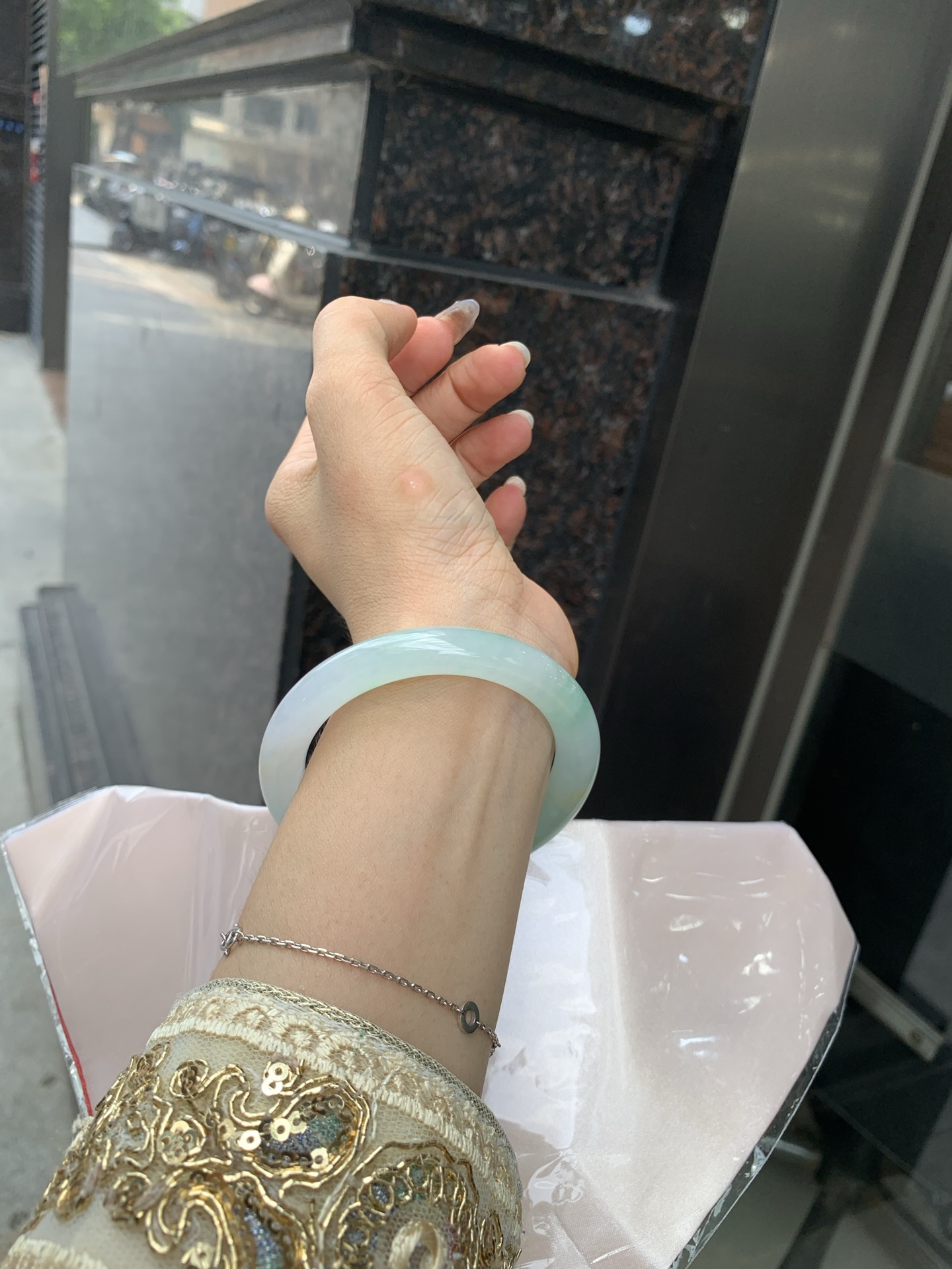 冰飘绿花洒金圆条，底妆冰透，冰底中开出了朵朵绿花，飘花灵动飘逸，几抹金桂点缀，勾勒出一幅唯美诗意的山水意境画，古典优雅又秀气