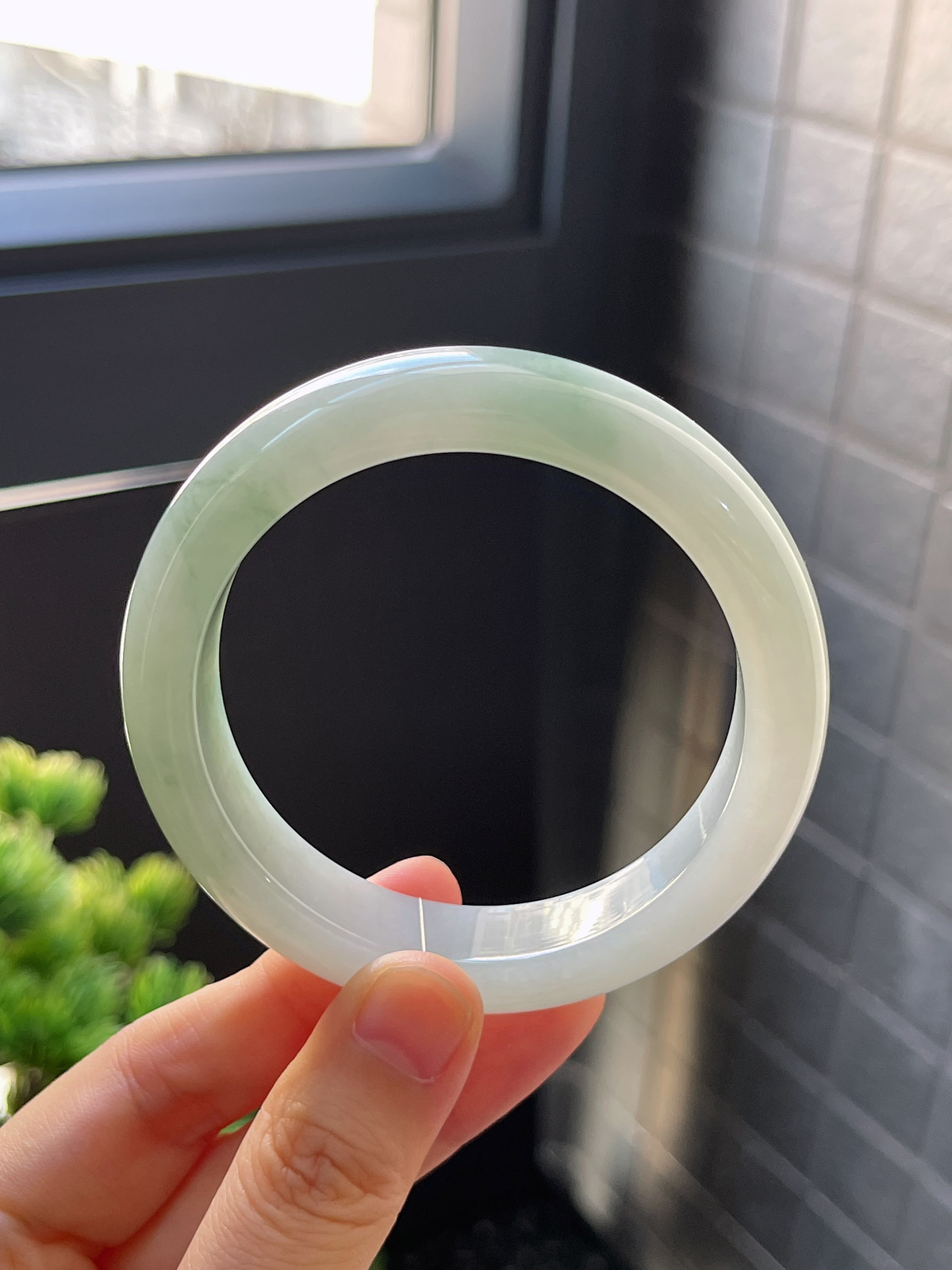 正圈55圈口，翡翠冰糯种淡绿色手镯