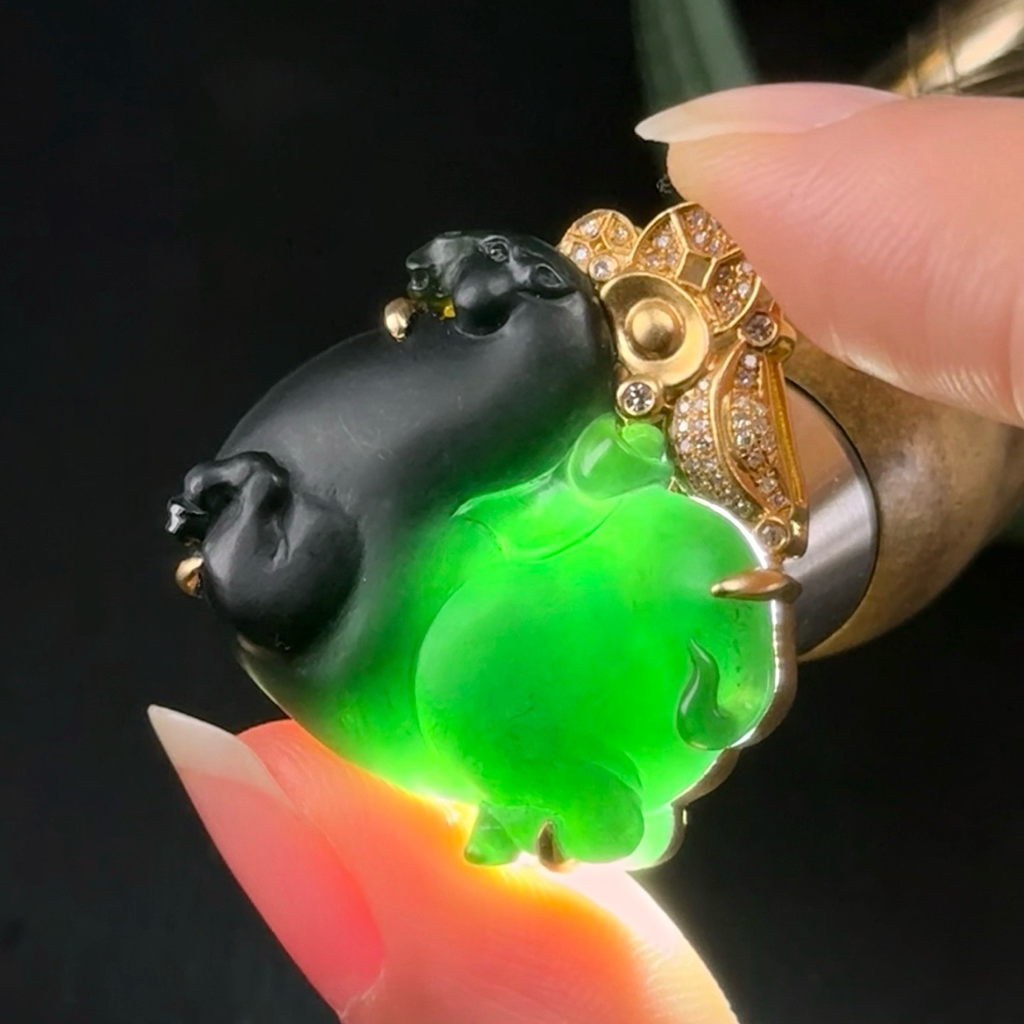 精品18k墨翠唐马 种好色正 黑度极好 打灯通透 油性十足 尺寸30.1