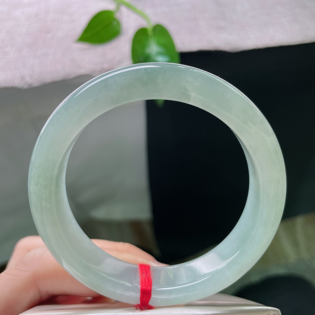 55.5/12.7/8.5绿底正圈，碧水盈盈，种老水足，干净，佩戴时尚，百搭，无裂，ss53737a