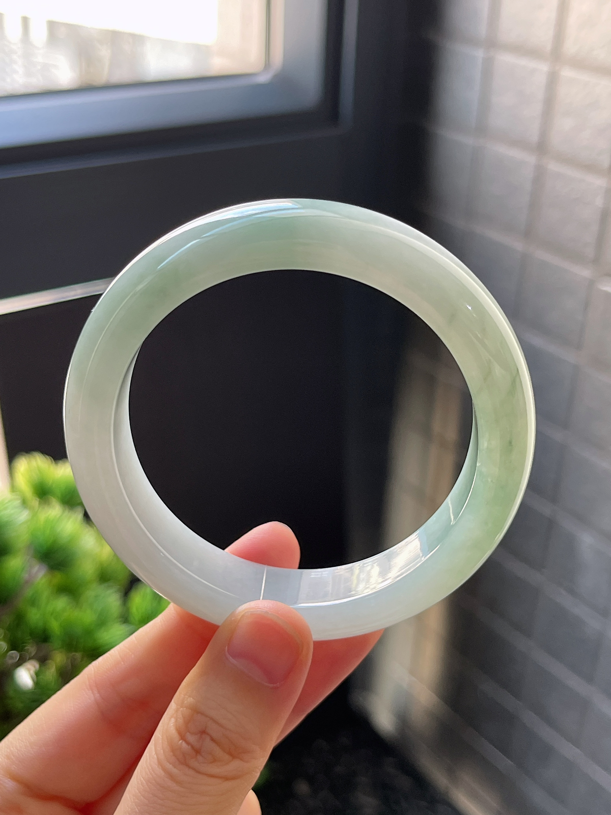 正圈55圈口，翡翠冰糯种淡绿色手镯