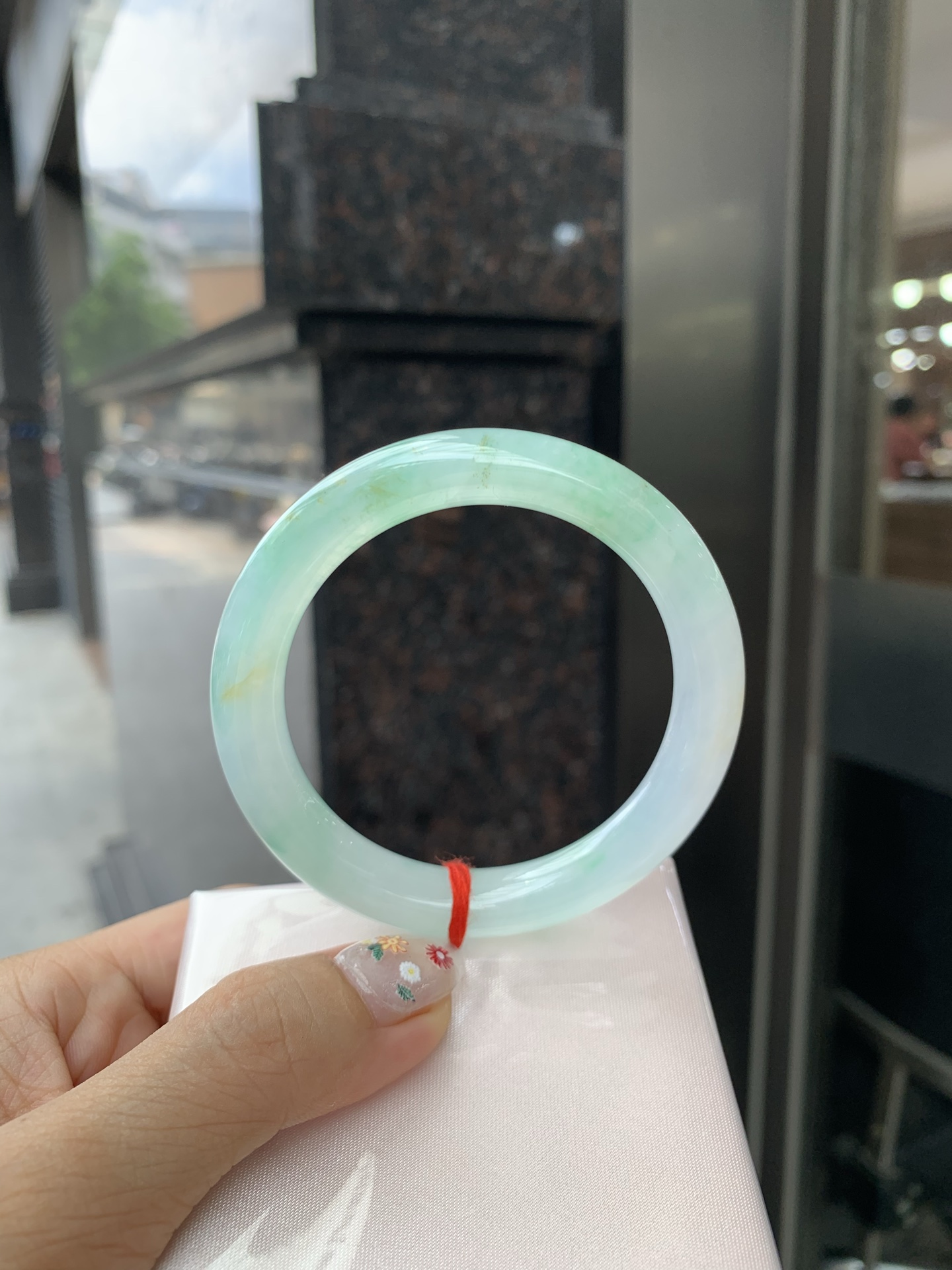 冰飘绿花洒金圆条，底妆冰透，冰底中开出了朵朵绿花，飘花灵动飘逸，几抹金桂点缀，勾勒出一幅唯美诗意的山水意境画，古典优雅又秀气
