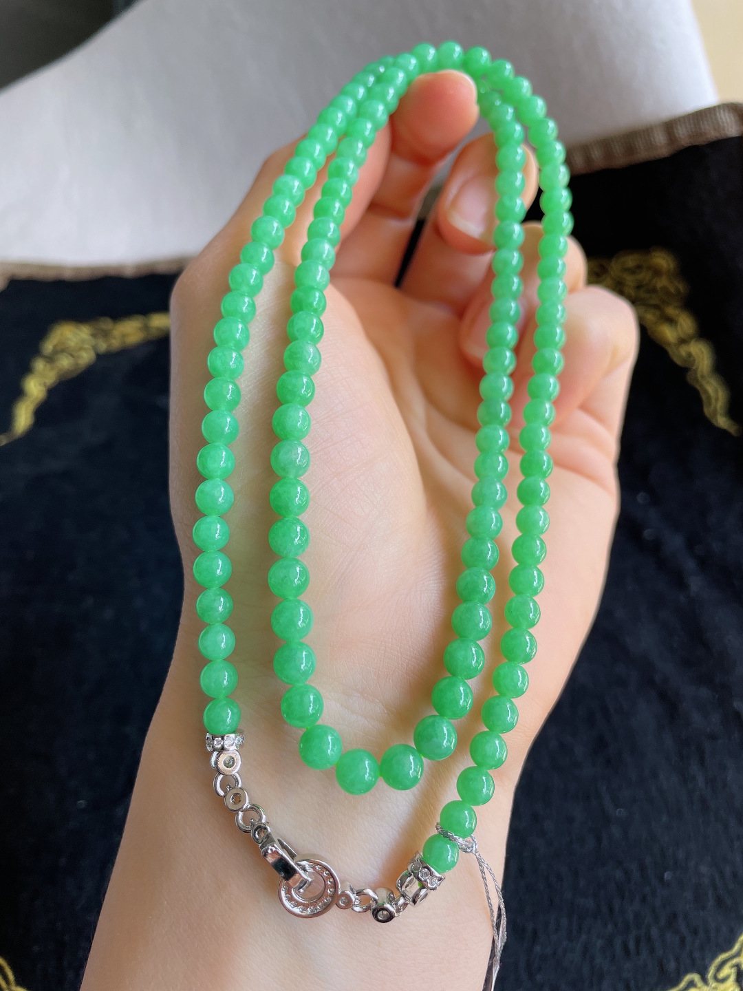 缅甸天然翡翠A货，冰种满绿珠链，尺寸：5mm115颗。【编3785】