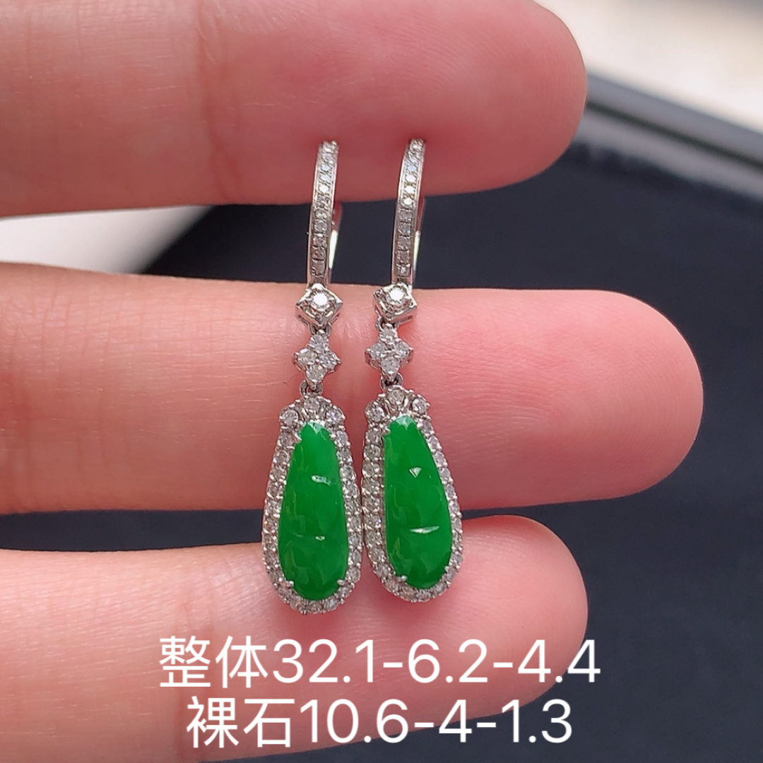 冰阳绿福豆耳坠。翠色明媚，冰润底子细腻，佩戴优雅时尚 货号53522，32.1-6.2-4.4
