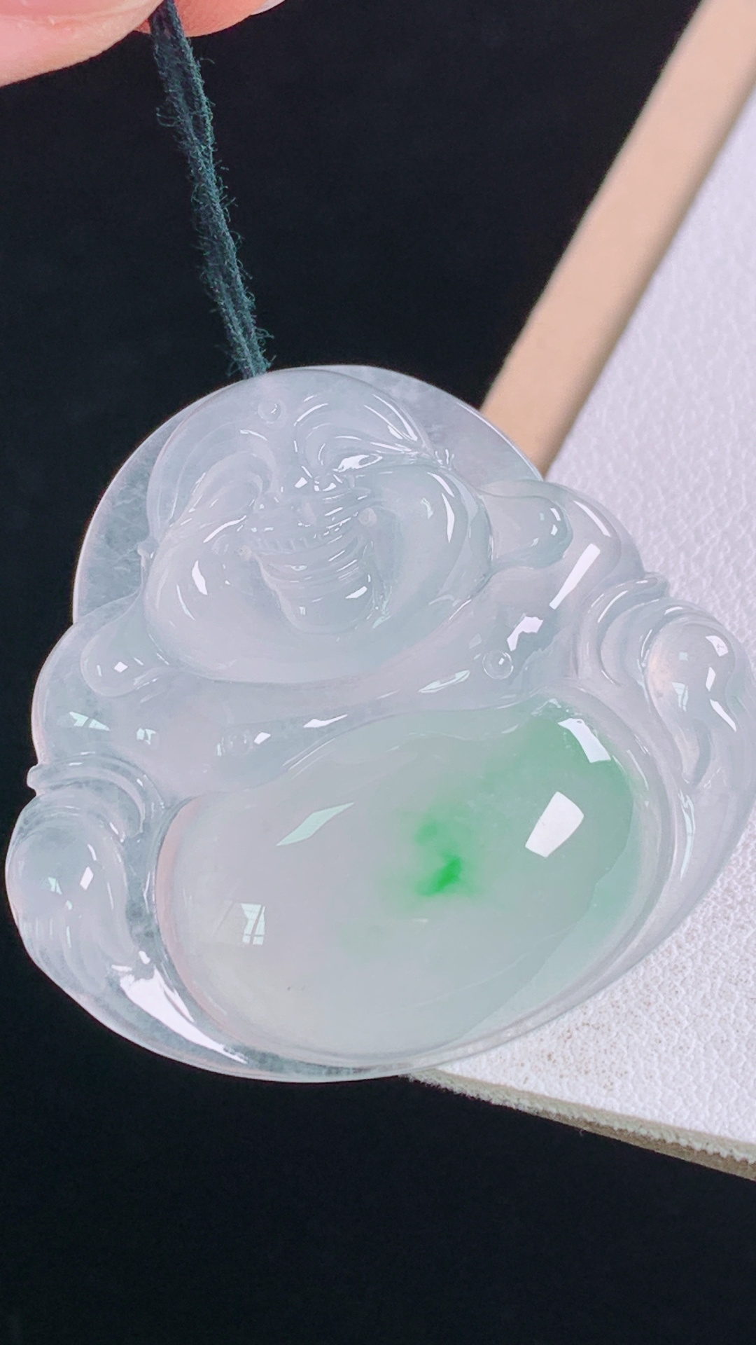 冰飘绿佛公,翠色灵动，清爽细腻，无裂,尺寸:34.5-37.1-7.2mm 19