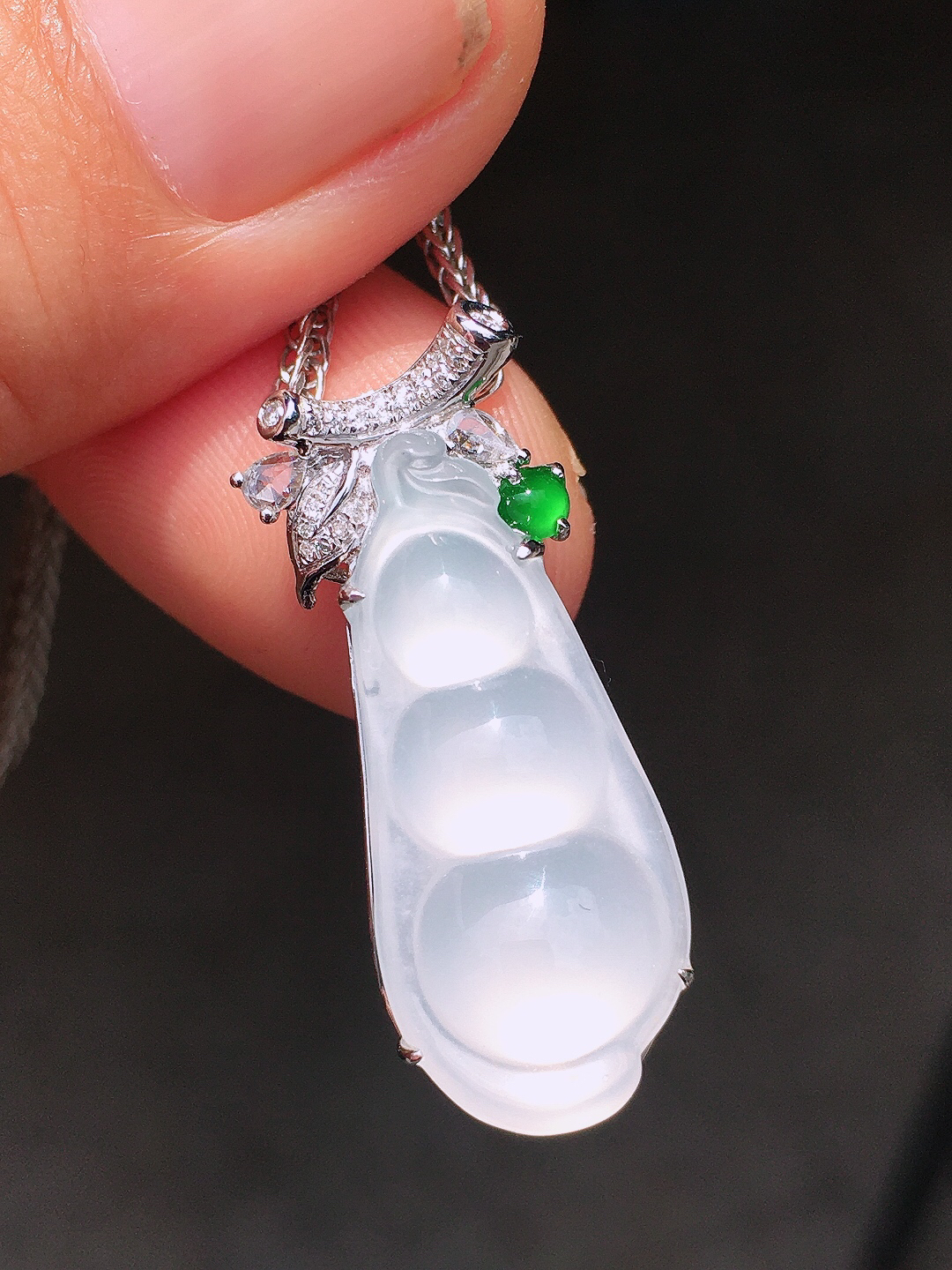 冰种福豆吊坠，玉质细腻，荧光感超
强，饱满圆润，简单大方，尽显优雅气质，18k
金豪华镶嵌