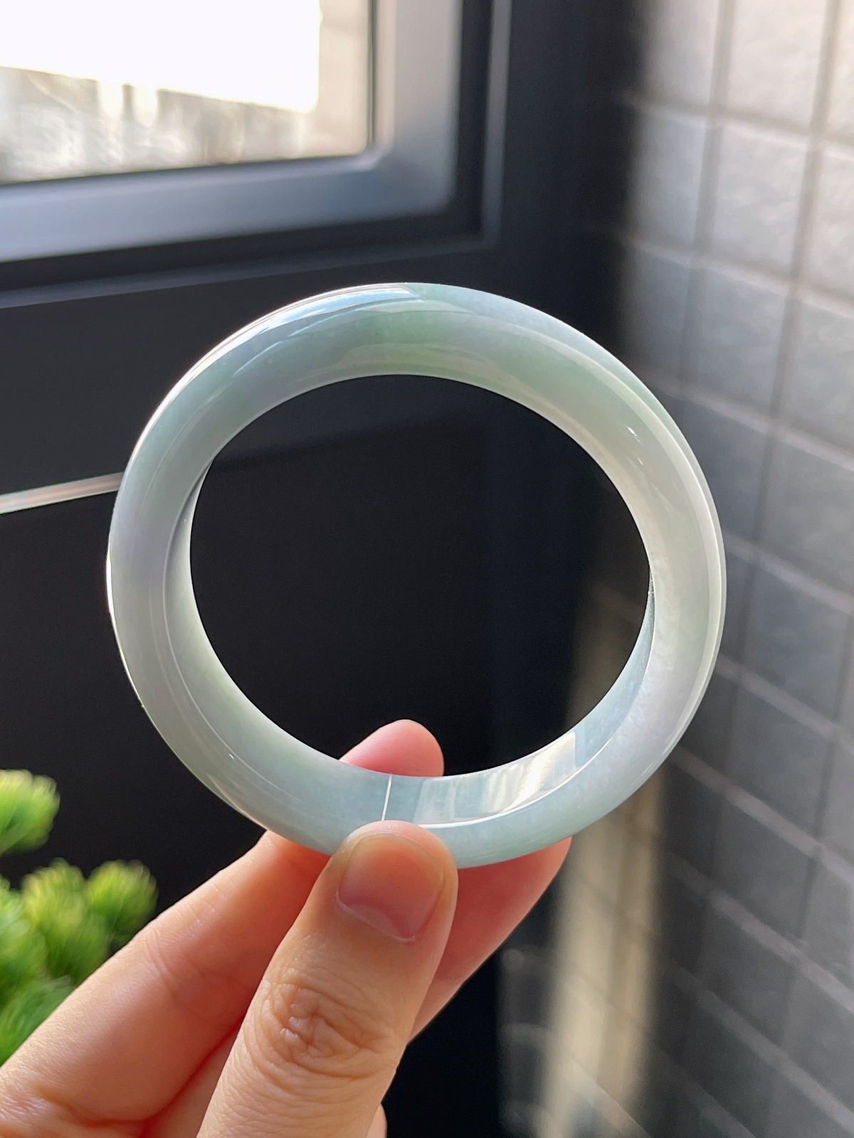 正圈52.9圈口，翡翠糯化种淡绿色手镯