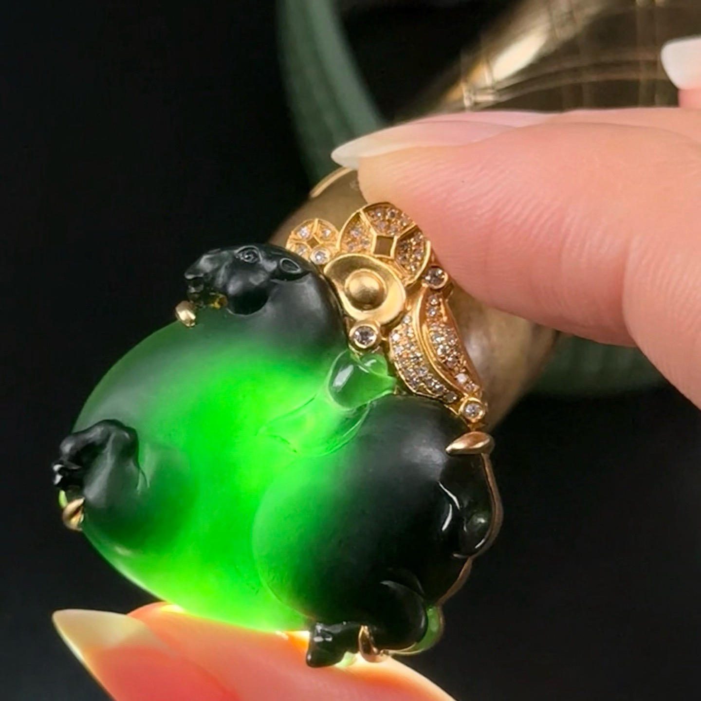 精品18k墨翠唐马 种好色正 黑度极好 打灯通透 油性十足 尺寸30.1