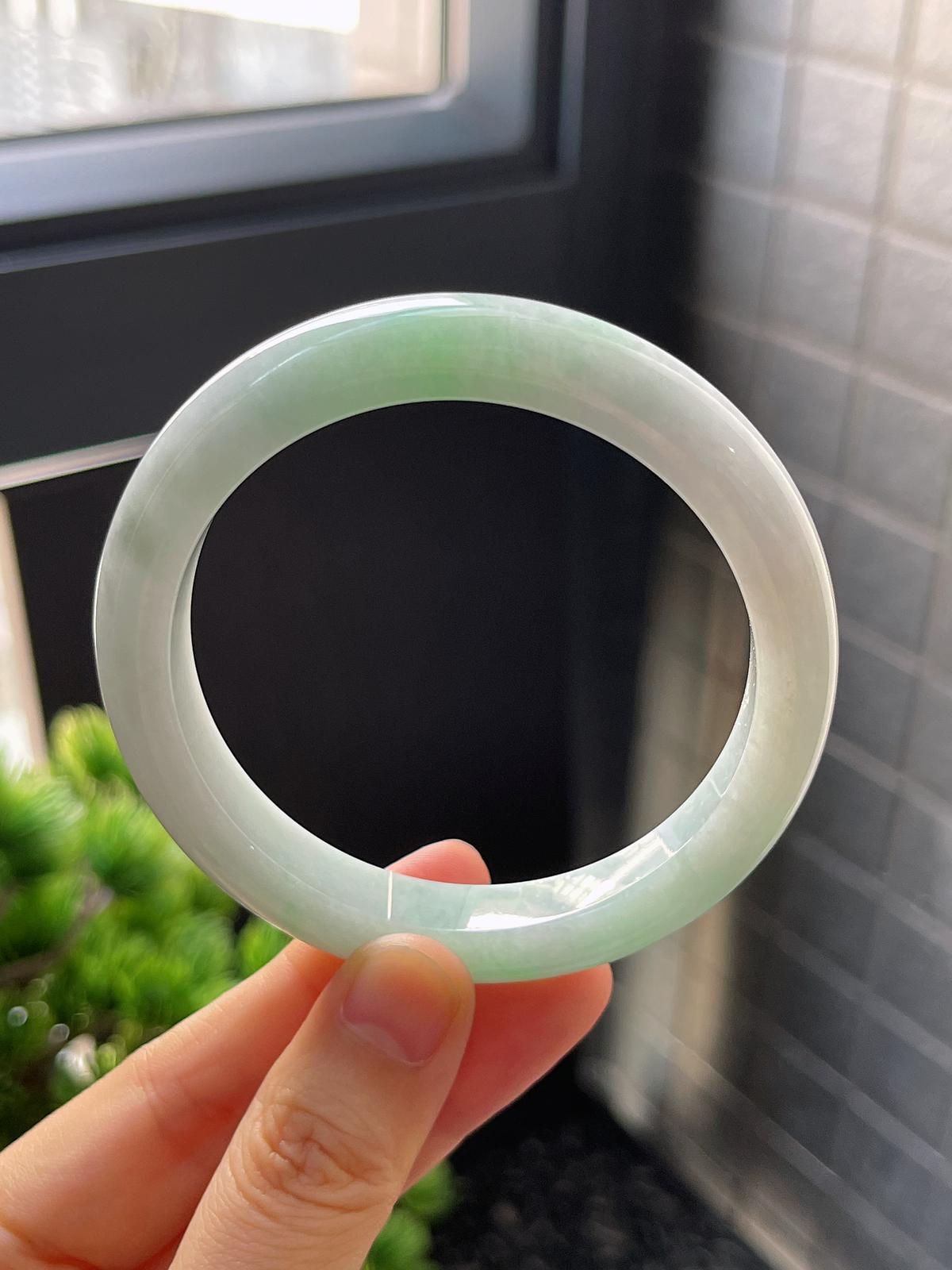 正圈57圈口，翡翠糯化种淡绿色手镯