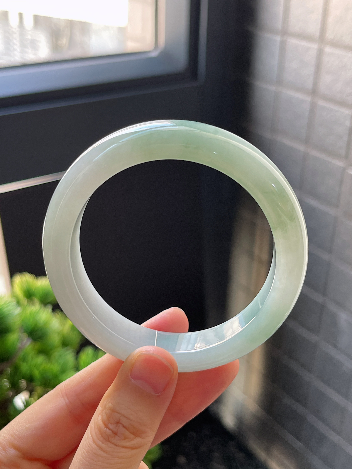 正圈55圈口，翡翠冰糯种淡绿色手镯