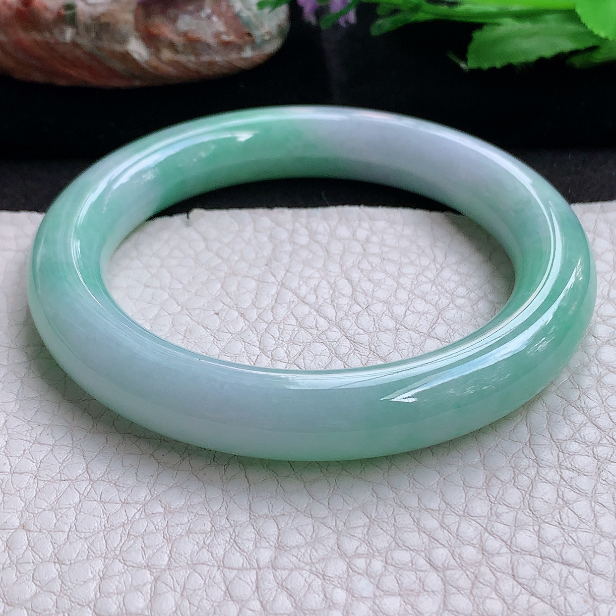 js实拍59*11.2美人镯 缅甸翡翠a货玉手镯春带彩圆条玉手环