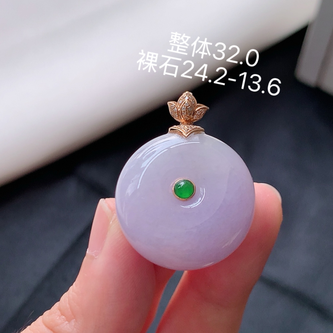 冰紫平安扣吊坠。紫味浓郁，水润细腻，饱满肉厚，佩戴精致气质 货号110522，24.2-13.6