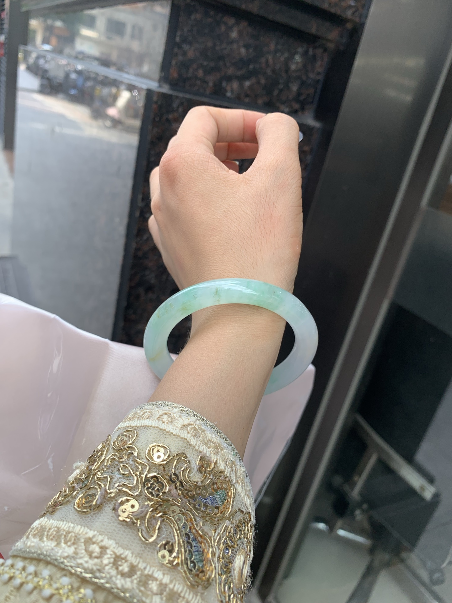 冰飘绿花洒金圆条，底妆冰透，冰底中开出了朵朵绿花，飘花灵动飘逸，几抹金桂点缀，勾勒出一幅唯美诗意的山水意境画，古典优雅又秀气